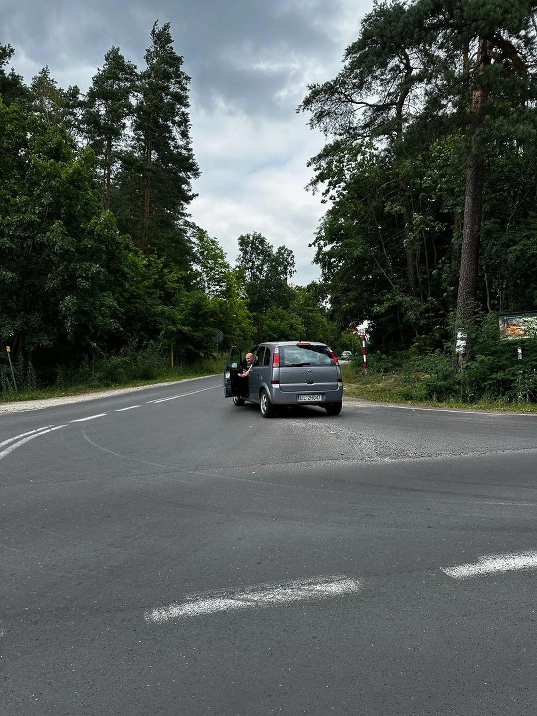 Kretyn wyprzedził mnie przed skrzyżowaniem tylko po to, żeby na nim dać po heblach i skręcić. Przydałby się psychiatra