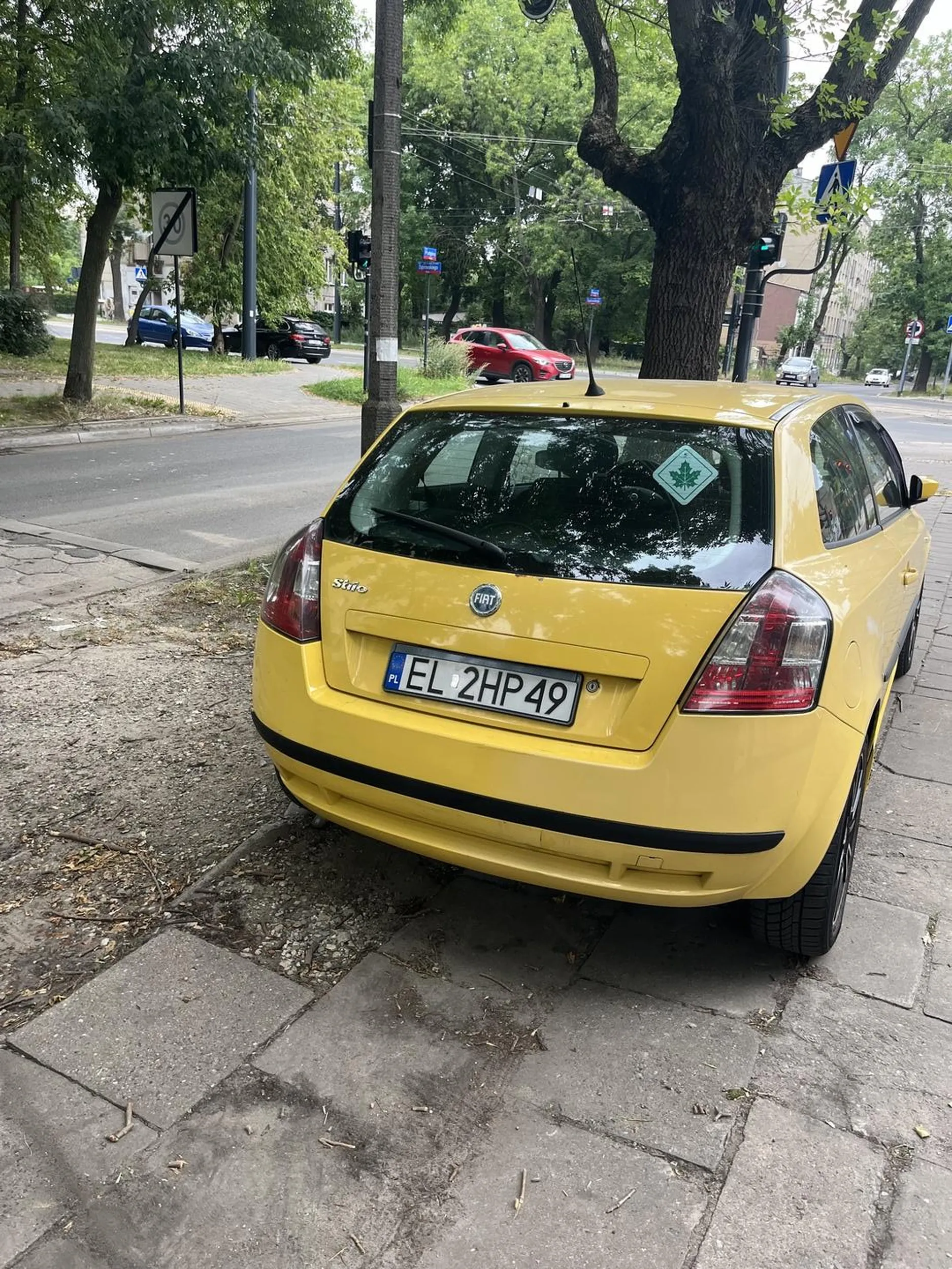 Kierowca staje na chodniku z dala od krawędzi jezdni!