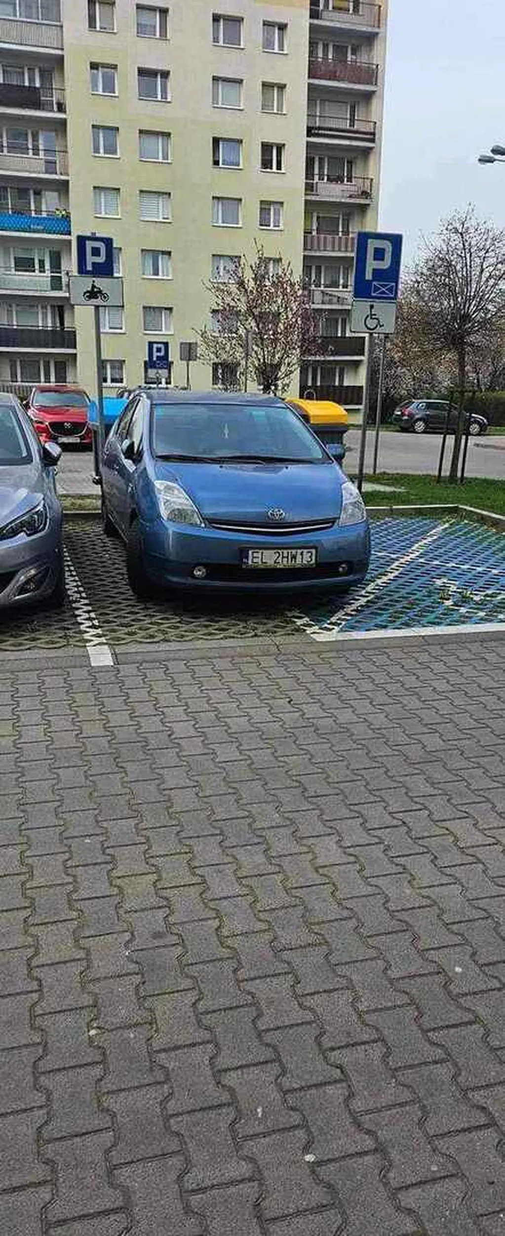 Zablokowane miejsce dla motocykli, zablokowane miejsce dla niepełnosprawnych tak, ze niepełnosprawny nie będzie miał jak wysiąść. Na zwrócenie uwagi stwierdził, że nie będzie szukał miejsca bo jakiś motocyklista sobie załatwił miejsce, a niepełnosprawni go nie obchodzą.