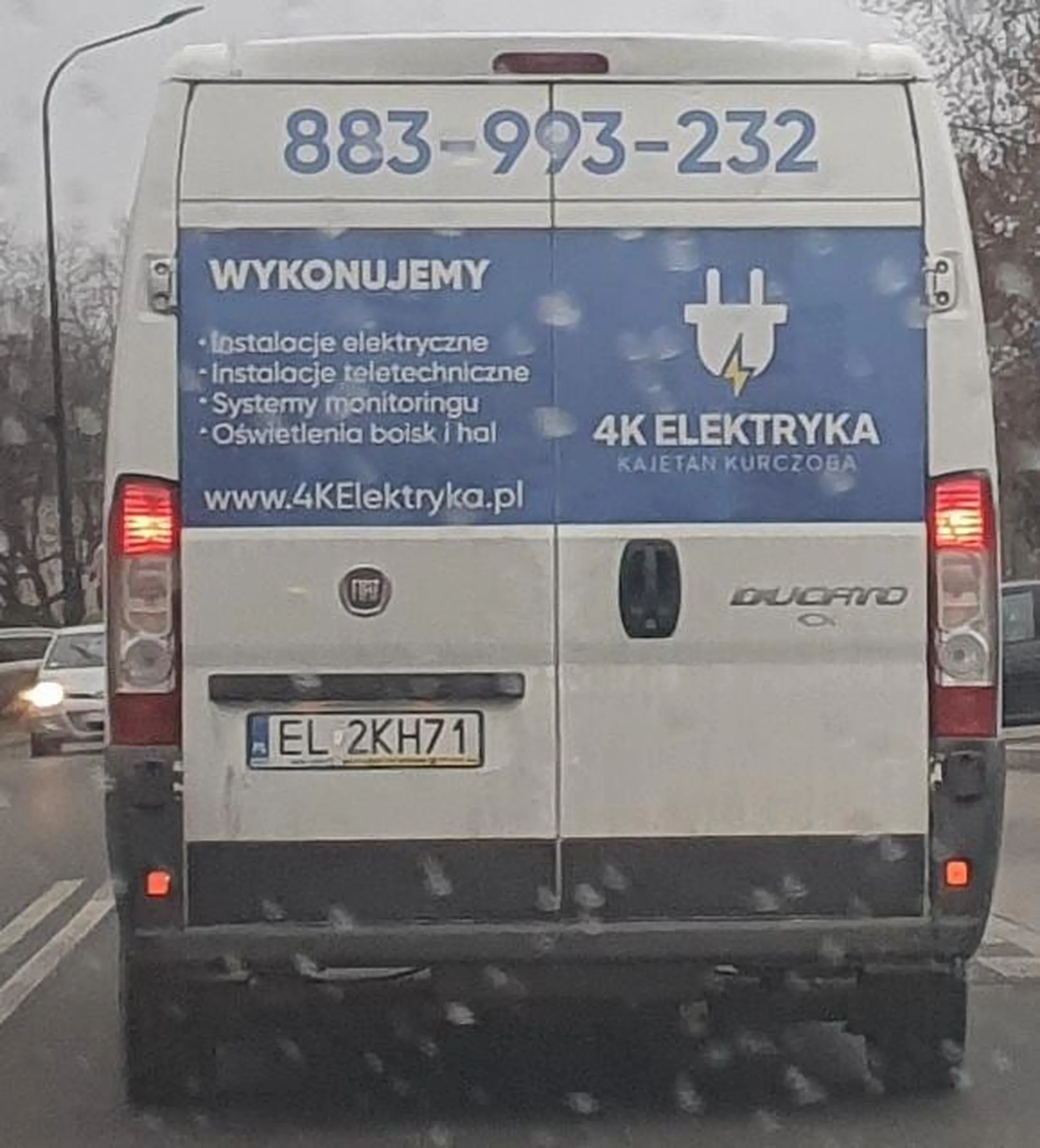 Jeździ w ruskim stylu Nie przestrzega zasad ruchu drogowego. Wyprzedza na skrzyżowaniu, skręca w lewo z pasa do jazdy w prawo itd.