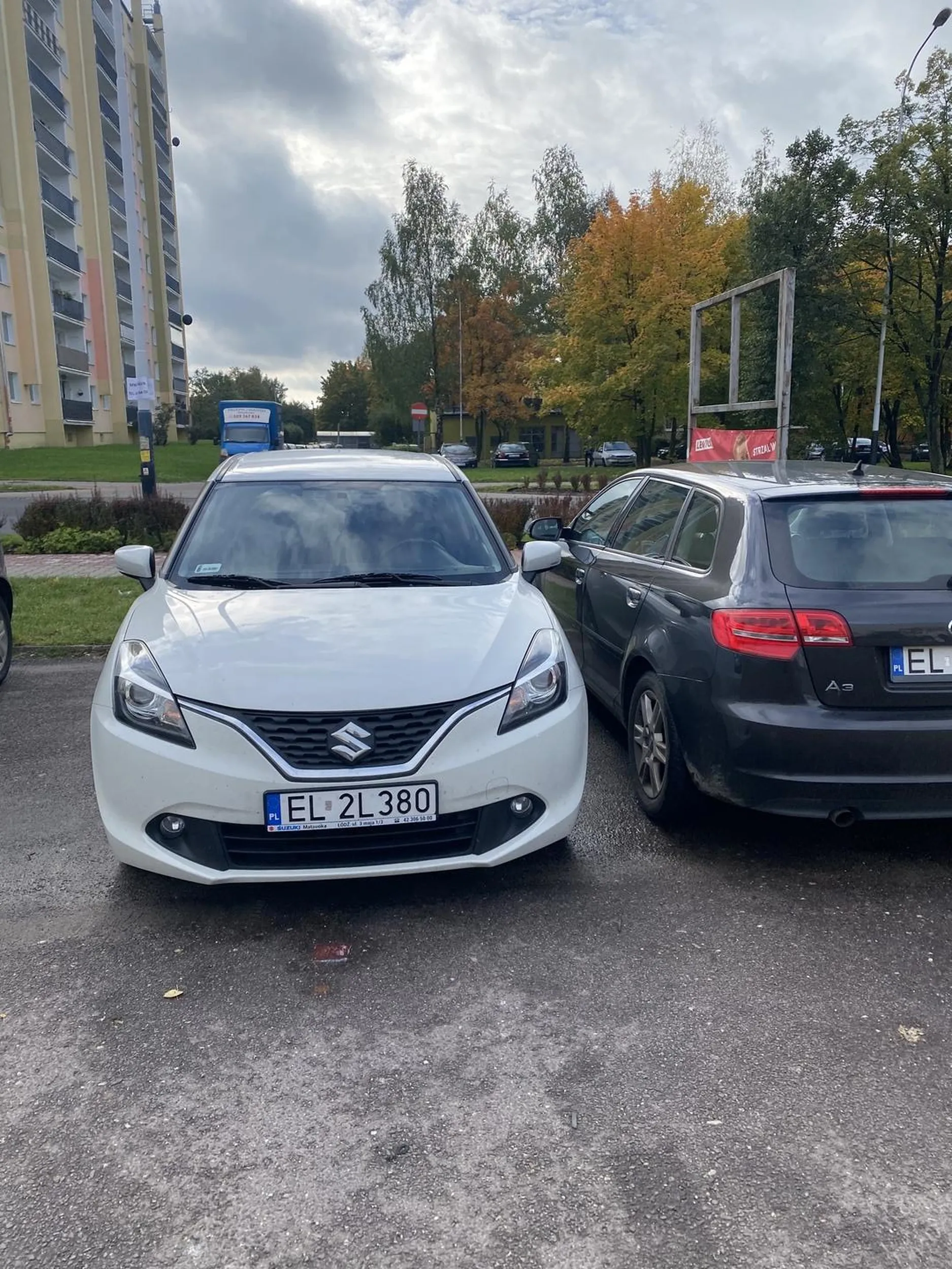 Potwierdzam poprzedni komentarz. Dziadek chyba ślepy i nie widzi. Uderza w samochód wysiadając tworząc rysy i wgniecenia mając obok bardzo dużo miejsca gdzie nikt nie siedzi! Na zwrócenie uwagi wyzywa ludzi od najgorszych i każe wy*****. Trafisz kiedyś dziadku na kogoś kto pośle cię tam gdzie twoje miejsce. Obyś zaprzestał takich wybryków. Dostał 13-stke i 14-nastke i zaczyna wariować od dodatkowych 1500 zł na koncie.