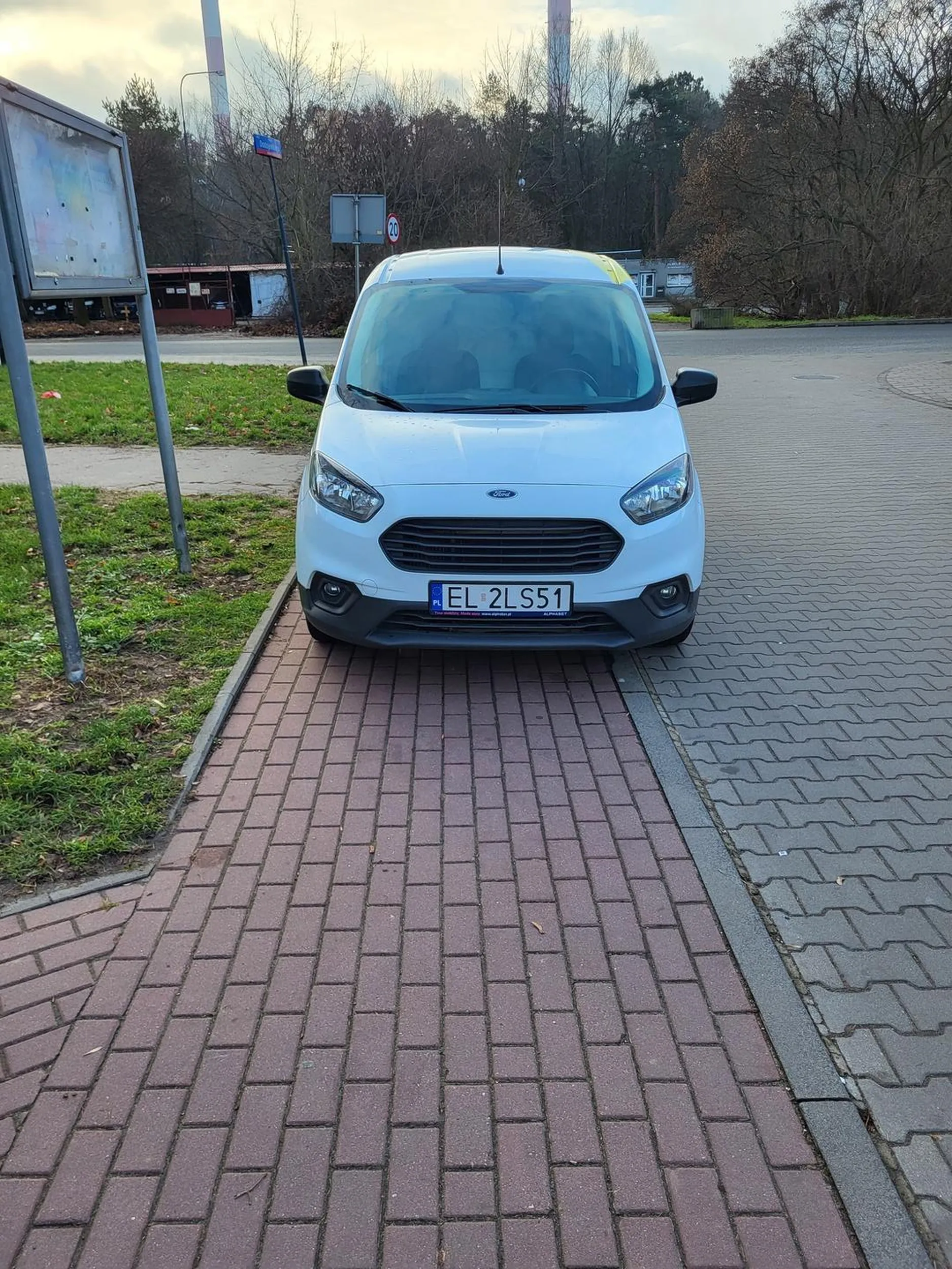 Chodnik w dniu dzisiejszym nieczynny. Spokojnie, poczekam aż zrobisz sobie zakupy w biedrze.