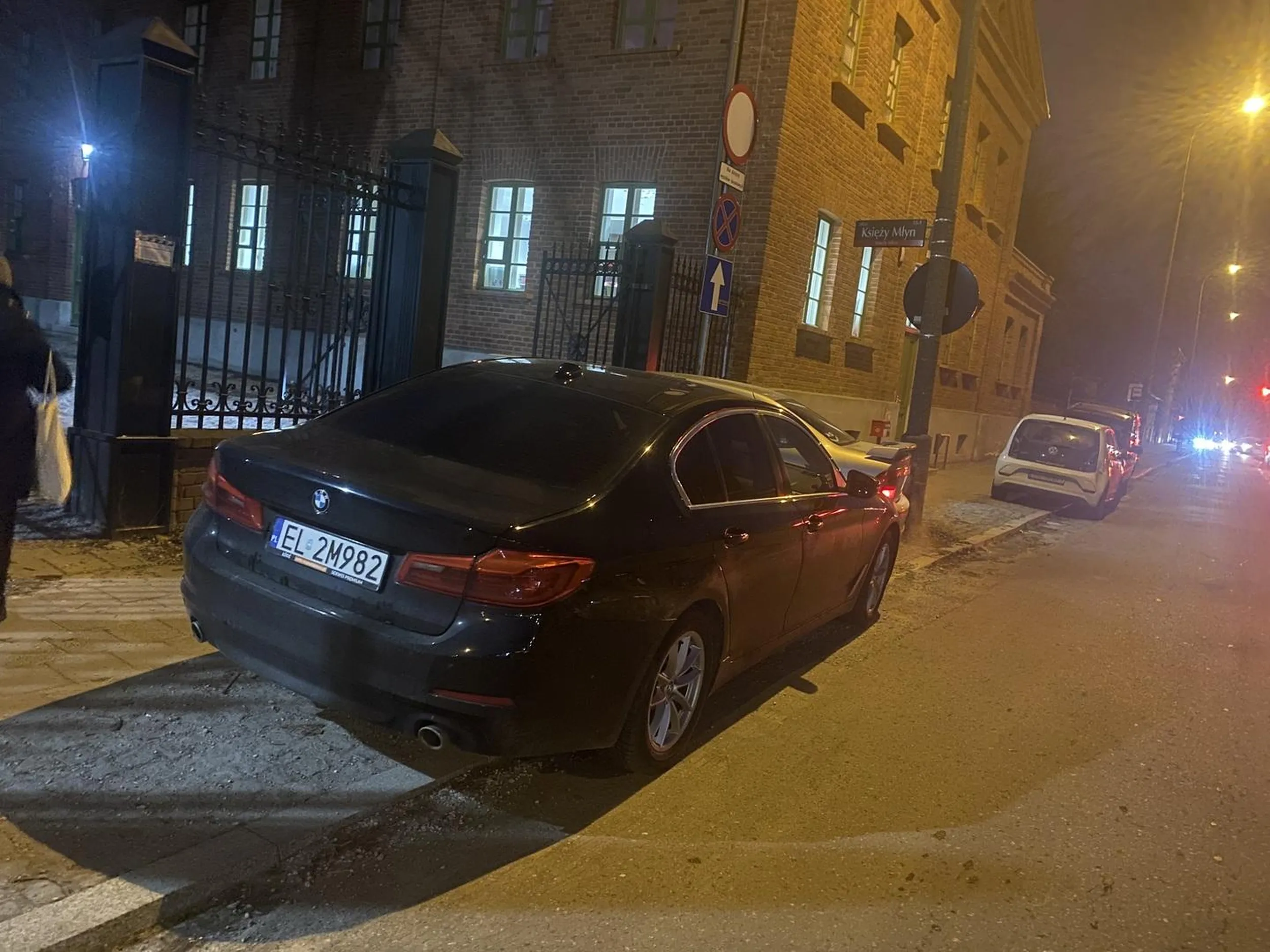 Pięknie zostawiony samochód na zakazie parkowania i zastawiony wjazd na teren wjazdu na osiedle Księży Młyn