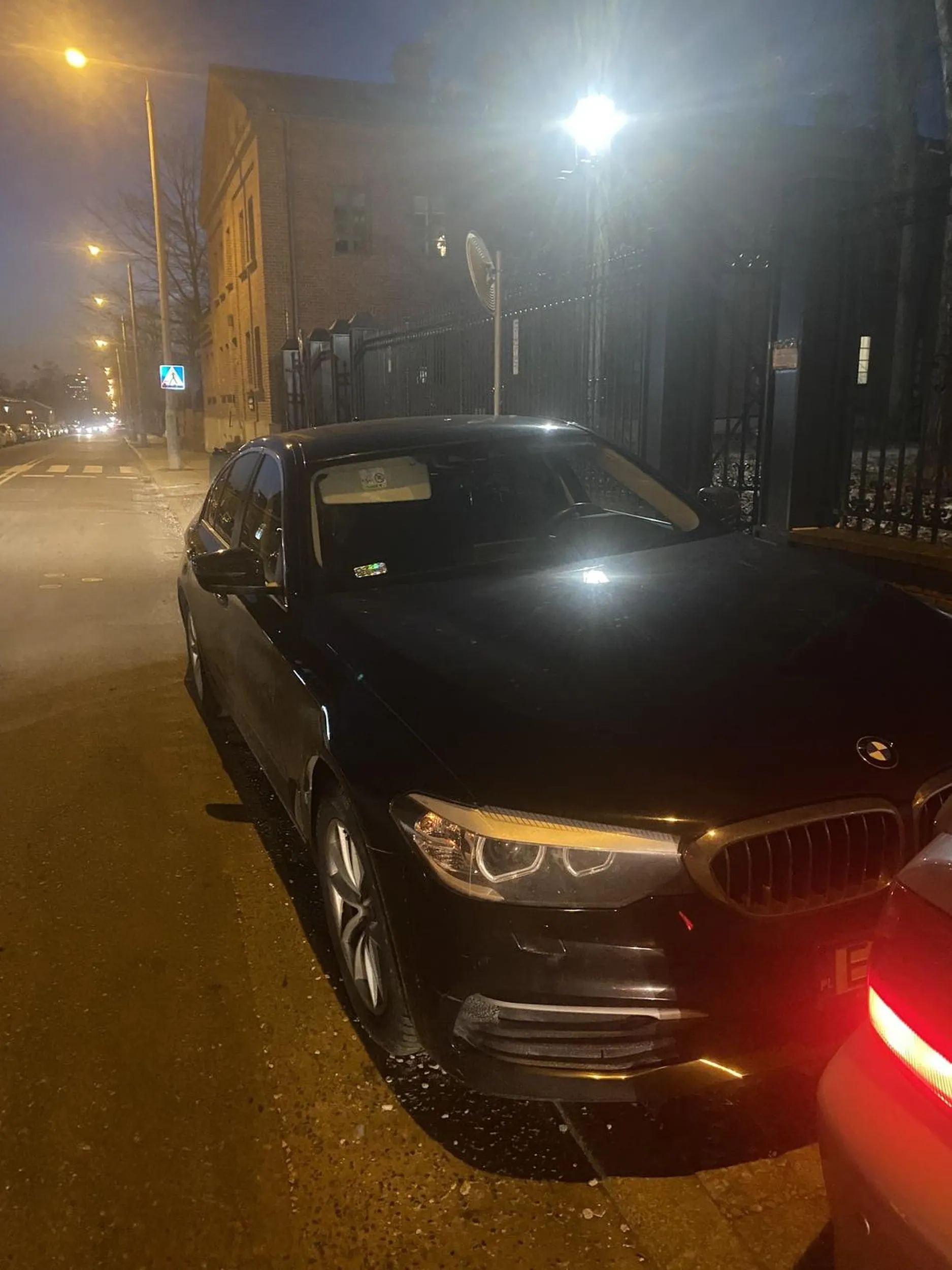 Pięknie zostawiony samochód na zakazie parkowania i zastawiony wjazd na teren wjazdu na osiedle Księży Młyn