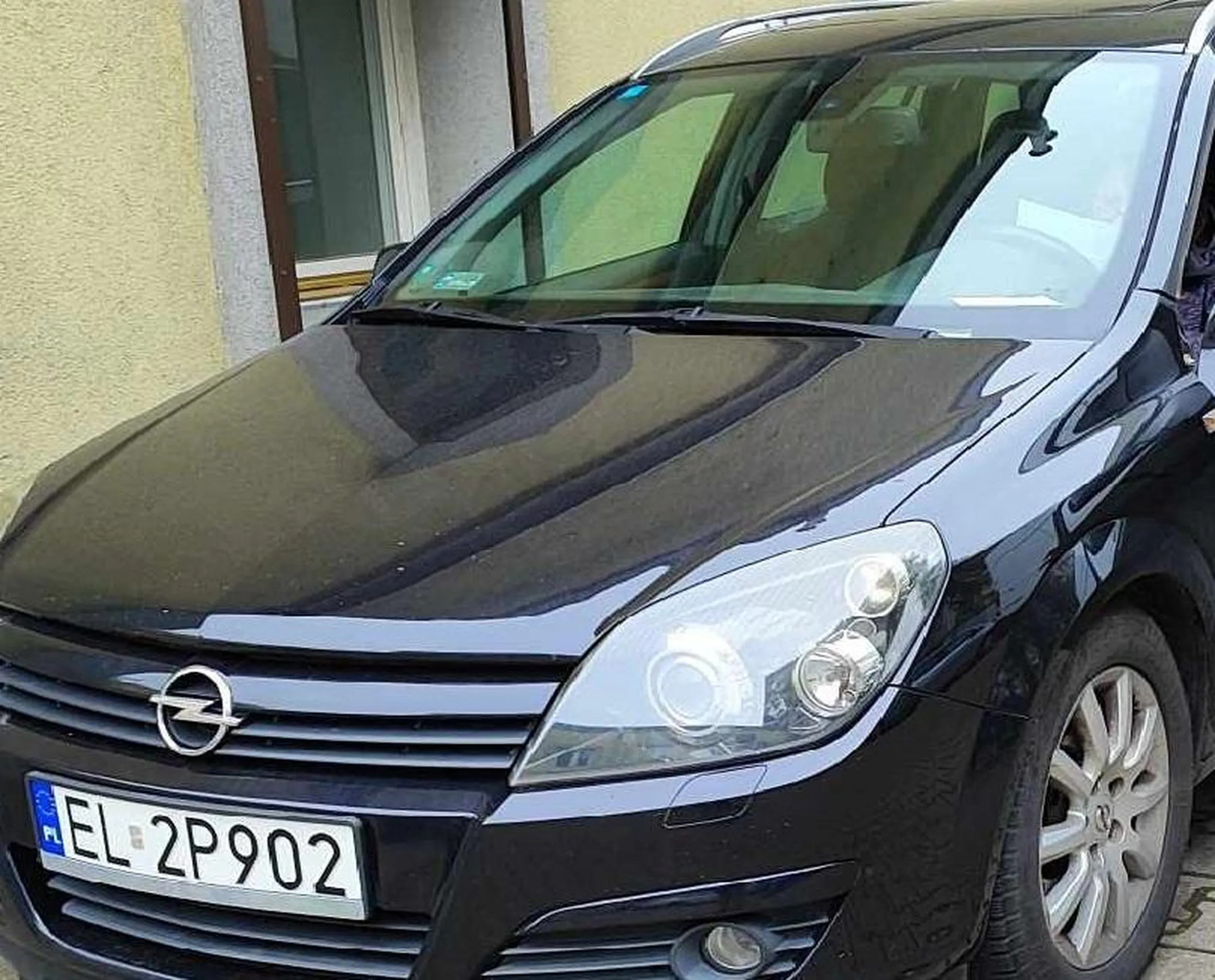 Jakiś Rudy smarkacz jechał 150 km/h w terenie zabudowanym nie zwarzając na szkołe w tym obszarze . Pewną Panią od prędkości zawiał wiatr , że się przewróciła i złamała obie kostki i wylądowała w szpitalu.