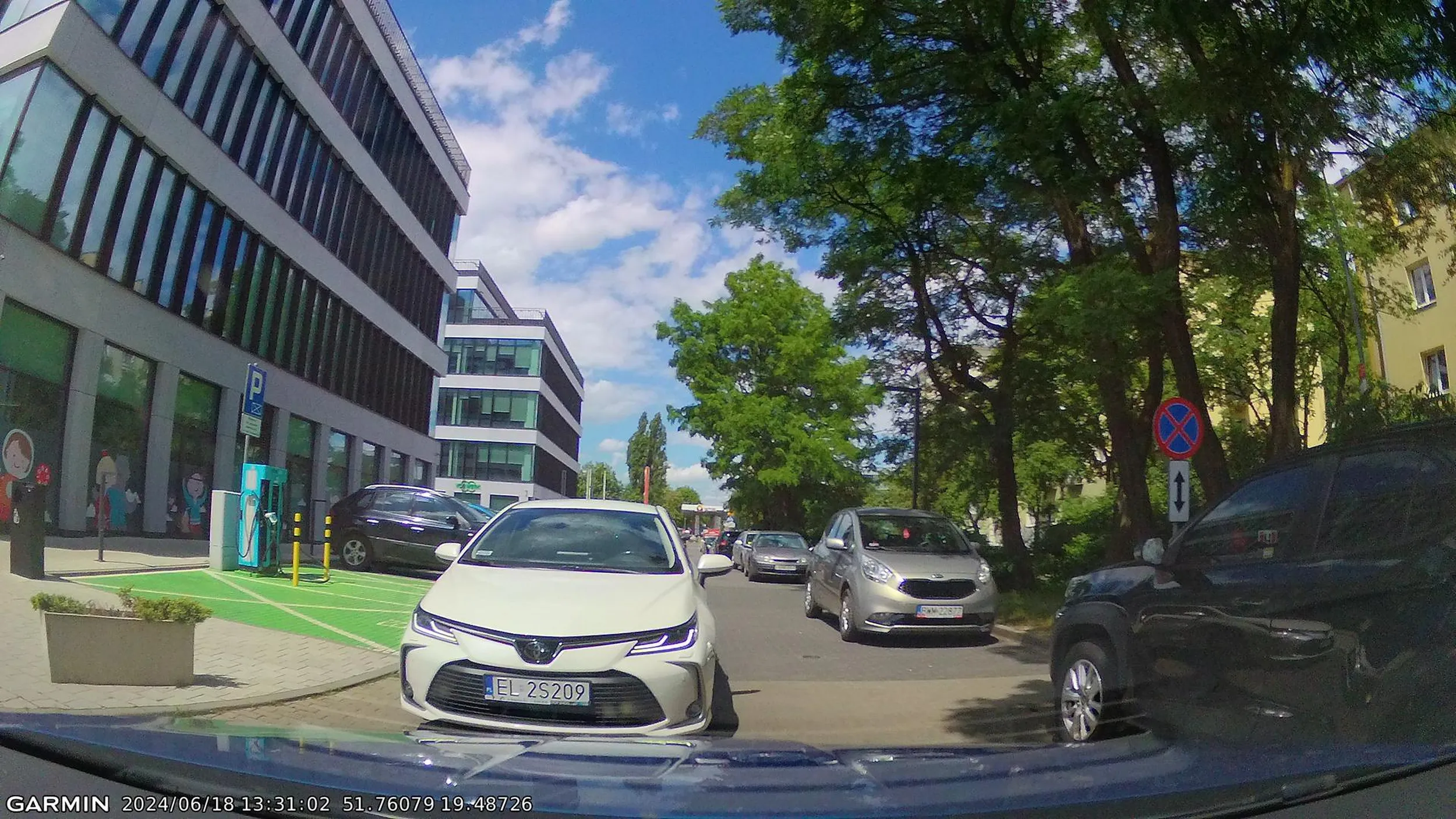 Tłuściutka pani zablokowała drogę na 10min. Nie ruszyła się z miejsca nawet na prośby ludzi co stali za nią.