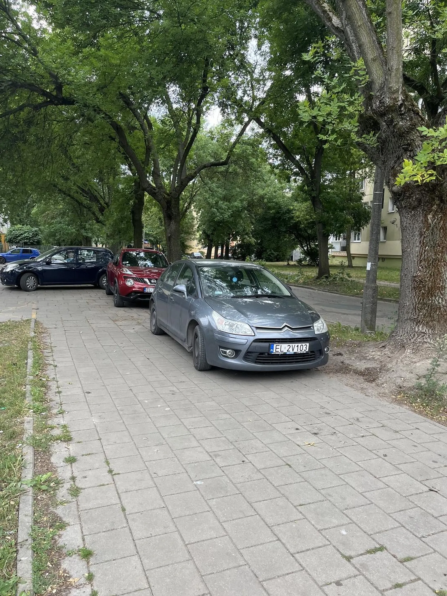 Parkowanie na chodniku z dala od krawędzi jezdni