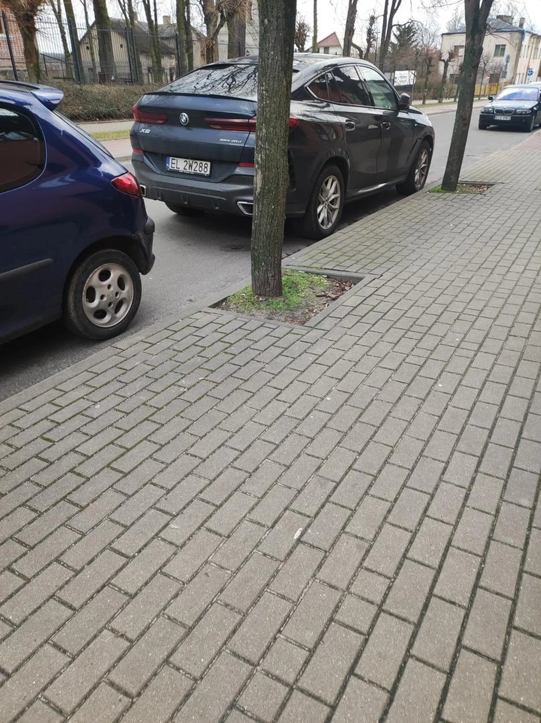 Łódzkie ścierwo przyjechało do Poddębic i już zapomniało zabrać mózgu ze sobą. Wjechał pod prąd przejechał jakieś 300 metrów i sobie zaparkował jakby nigdy nic. Poddębice, ul. Mickiewicza.