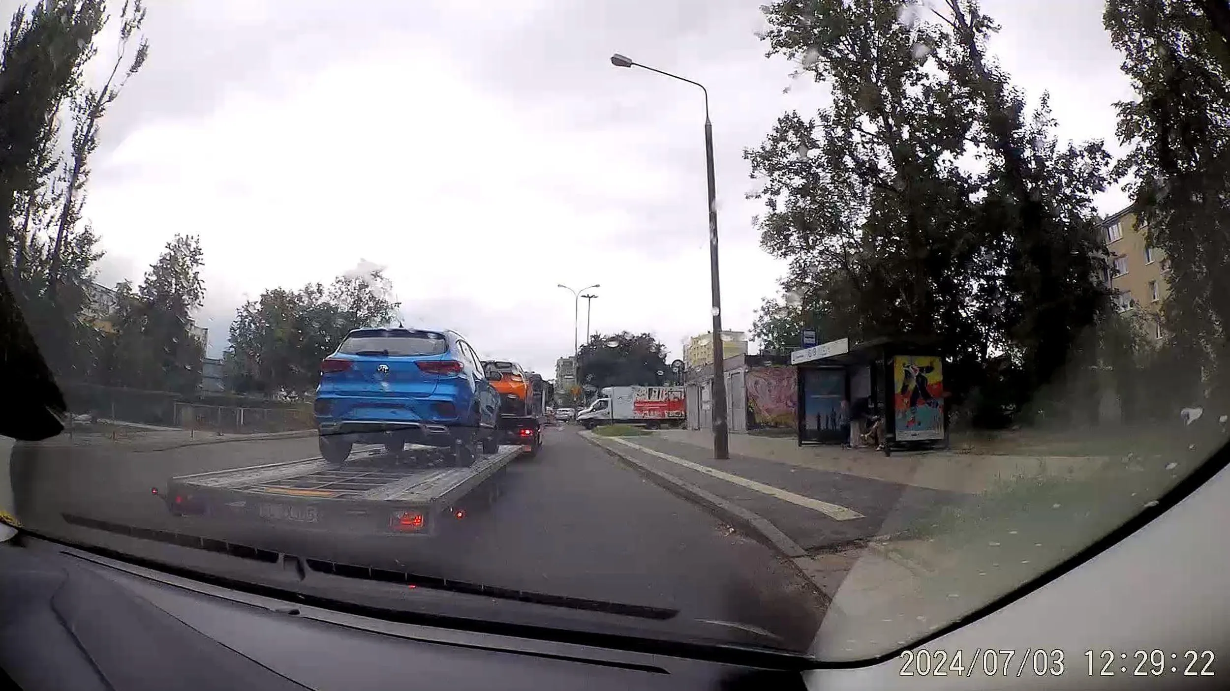 typ zajeżdża drogę przez zmianę pasa bez użycia kierunkowskazów i prawie doprowadza do kolizji. Prawdopodobnie zrobił to celowo by "pomóc" jakiemuś dostawczakowi wyjechać z podporządkowanej.