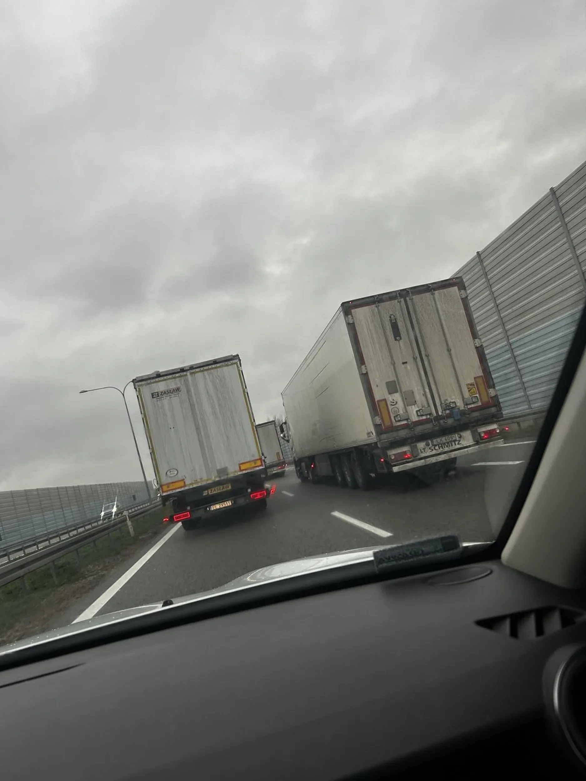 Chłop wyprzedza pojazdem ciężarowym pod rząd kilka innych ciężarowych na autostradzie Oczywiście różnica prędkości to 2-3km/h