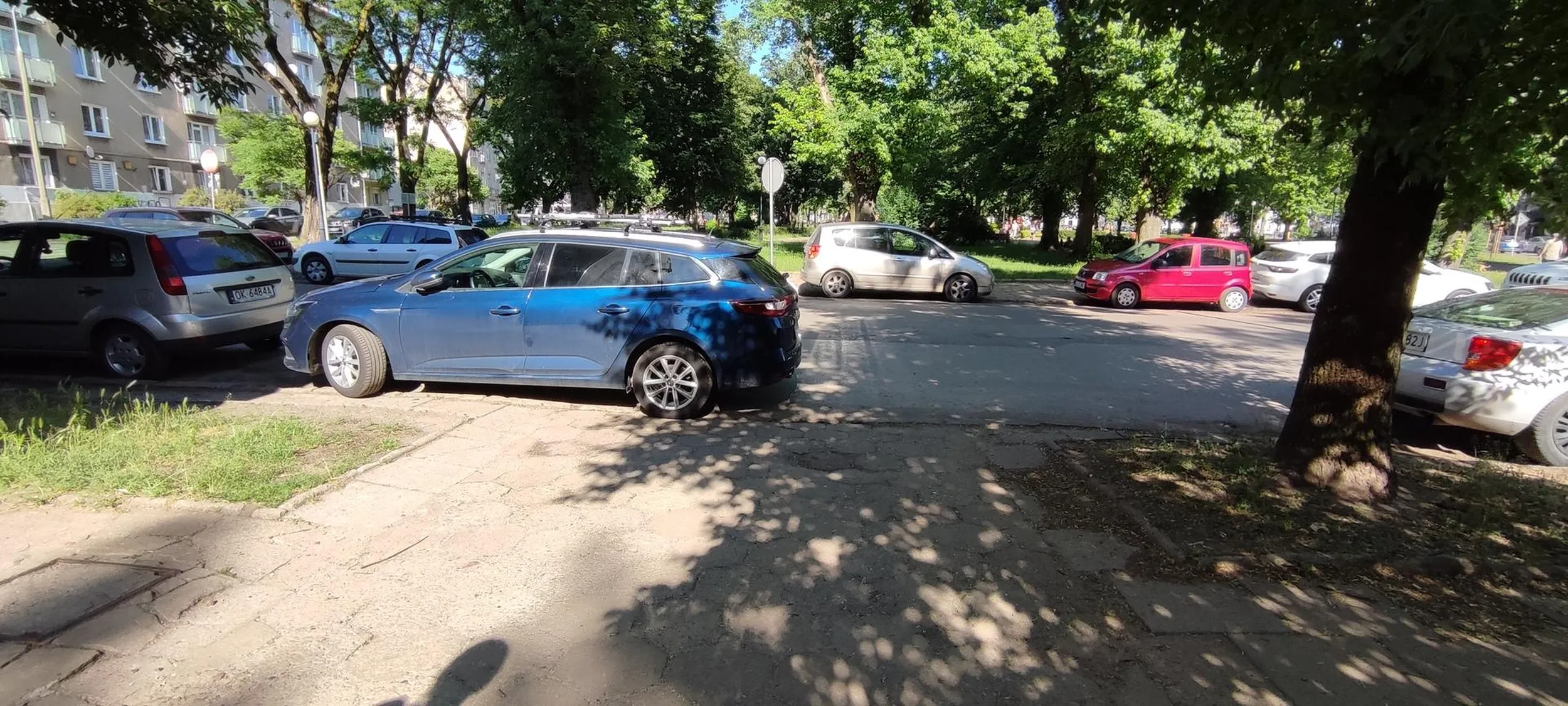 Jak można tak parkować dramat po prostu. Gdyby straż pożarna musiała się dostać do budynku albo pogotowie to przez takich ludzi komuś może stać się krzywka ....