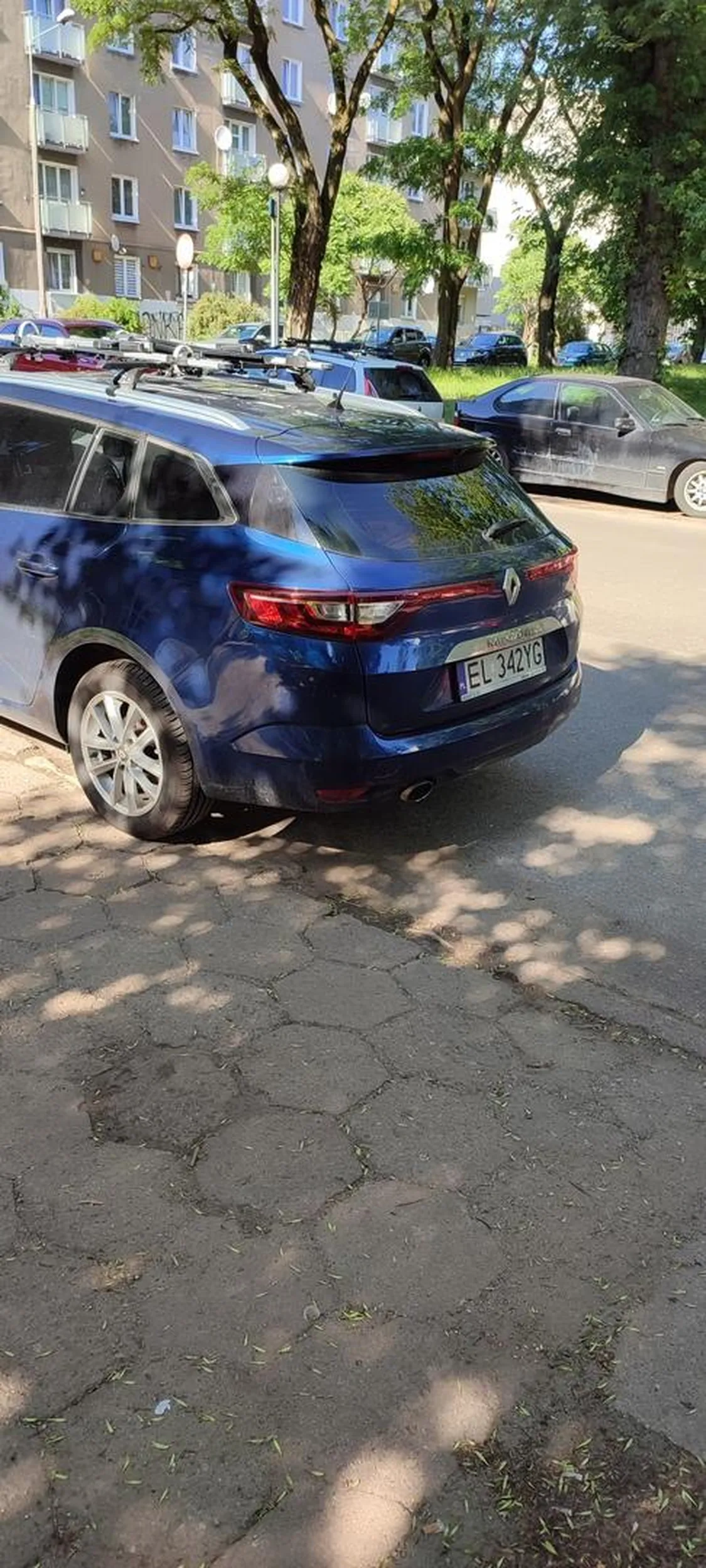 Jak można tak parkować dramat po prostu. Gdyby straż pożarna musiała się dostać do budynku albo pogotowie to przez takich ludzi komuś może stać się krzywka ....