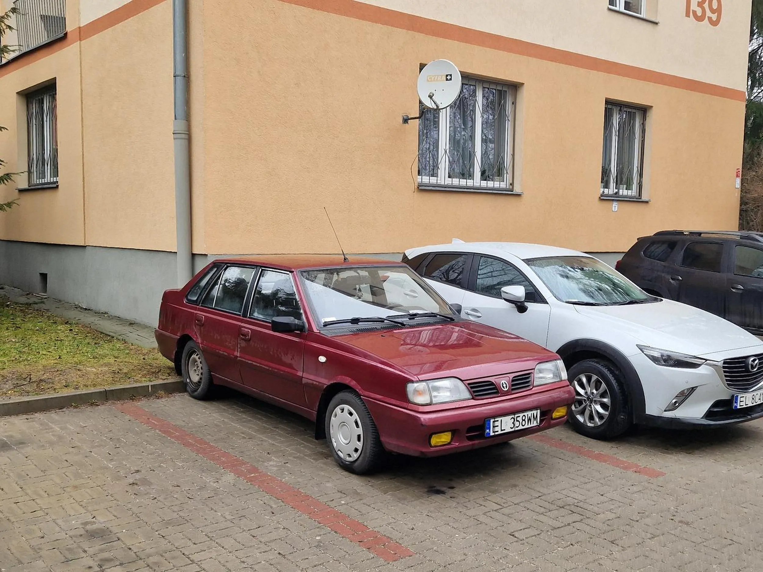 Parkuje w nie dzowolnym miejscu na ulicy Ziemnej w łodzi. Zajmuje mijejsce dla mieszkańców tego osiedla.