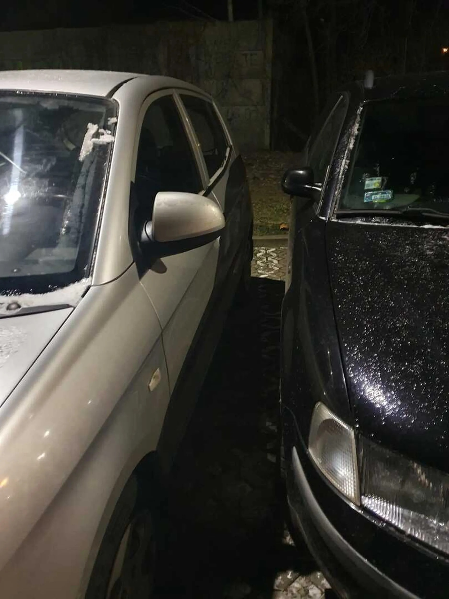 Parkuje jak prawdziwa piz... Ważne, że sam może wyturlać się z auta. Takich kierowców nie pozdrawiamy.