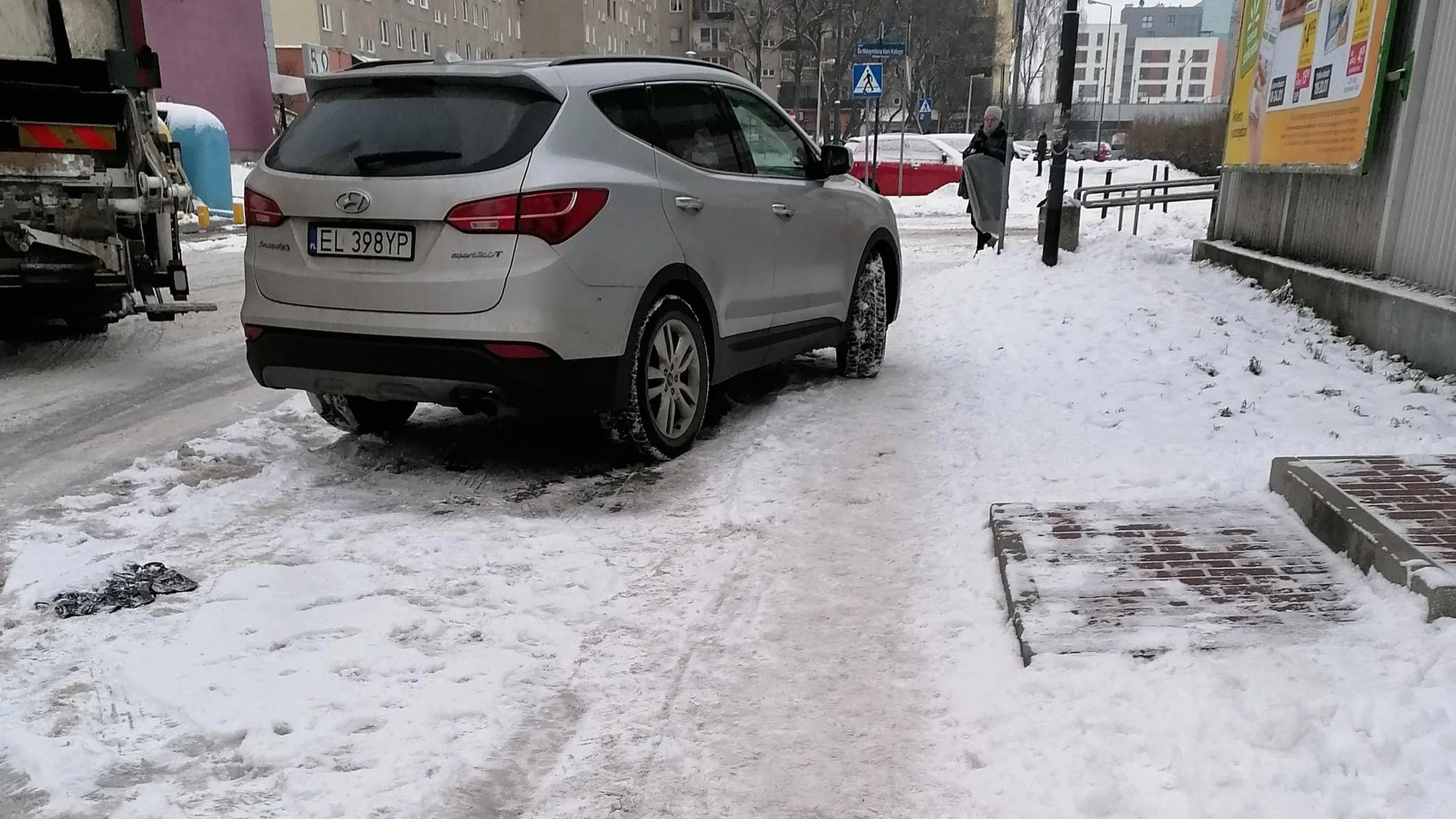 Nie dość że ciężko się chodzi po nie odśnieżonym chodniku to jeszcze jakiś śmietnik ktoś postawił żeby utrudnić przejście pieszym... Na szczęście śmieciarka była na miejscu.