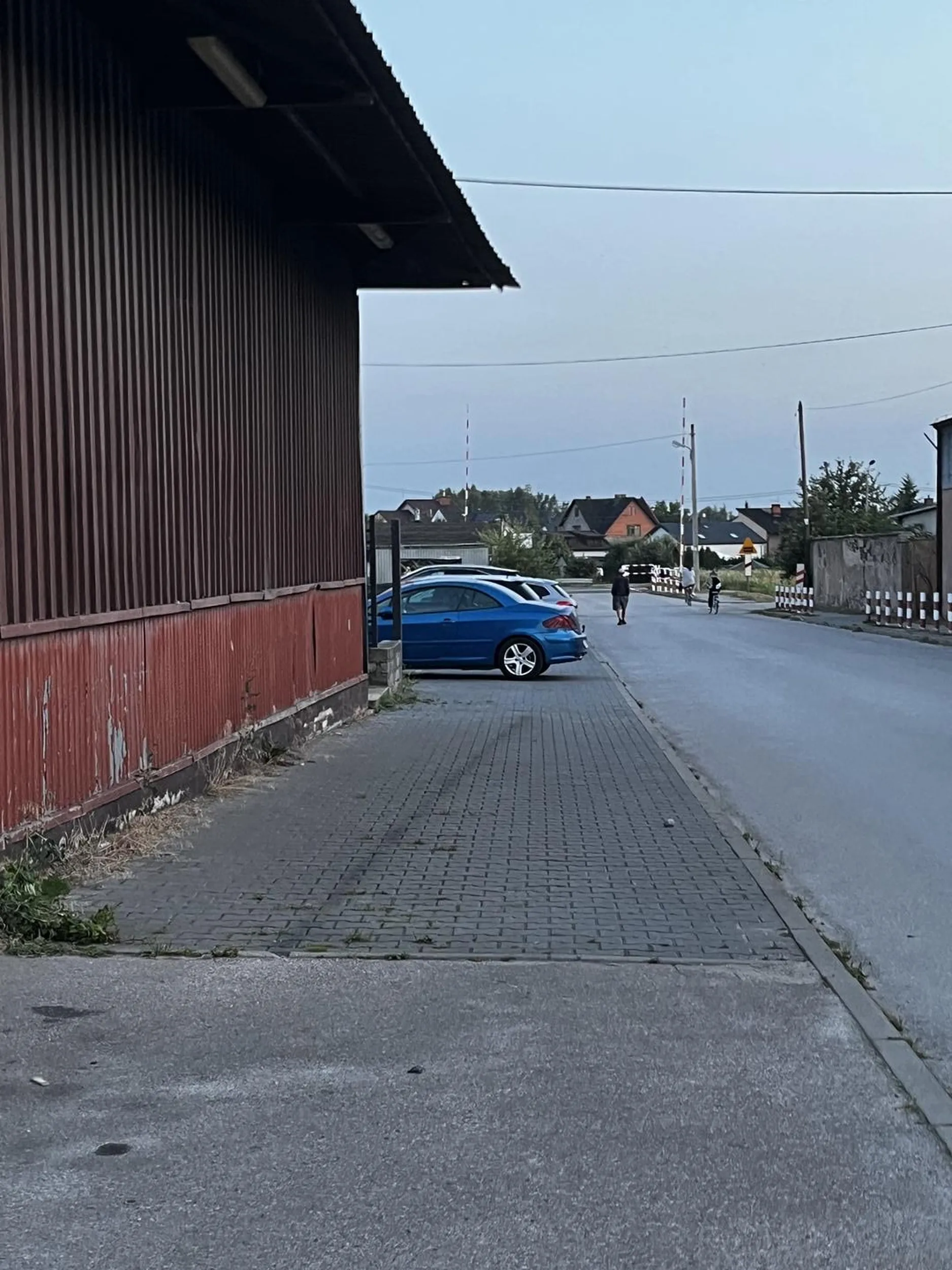 kierowca jeździ bardzo nieostrożnie oraz często zatrzymuje się na sulejowie