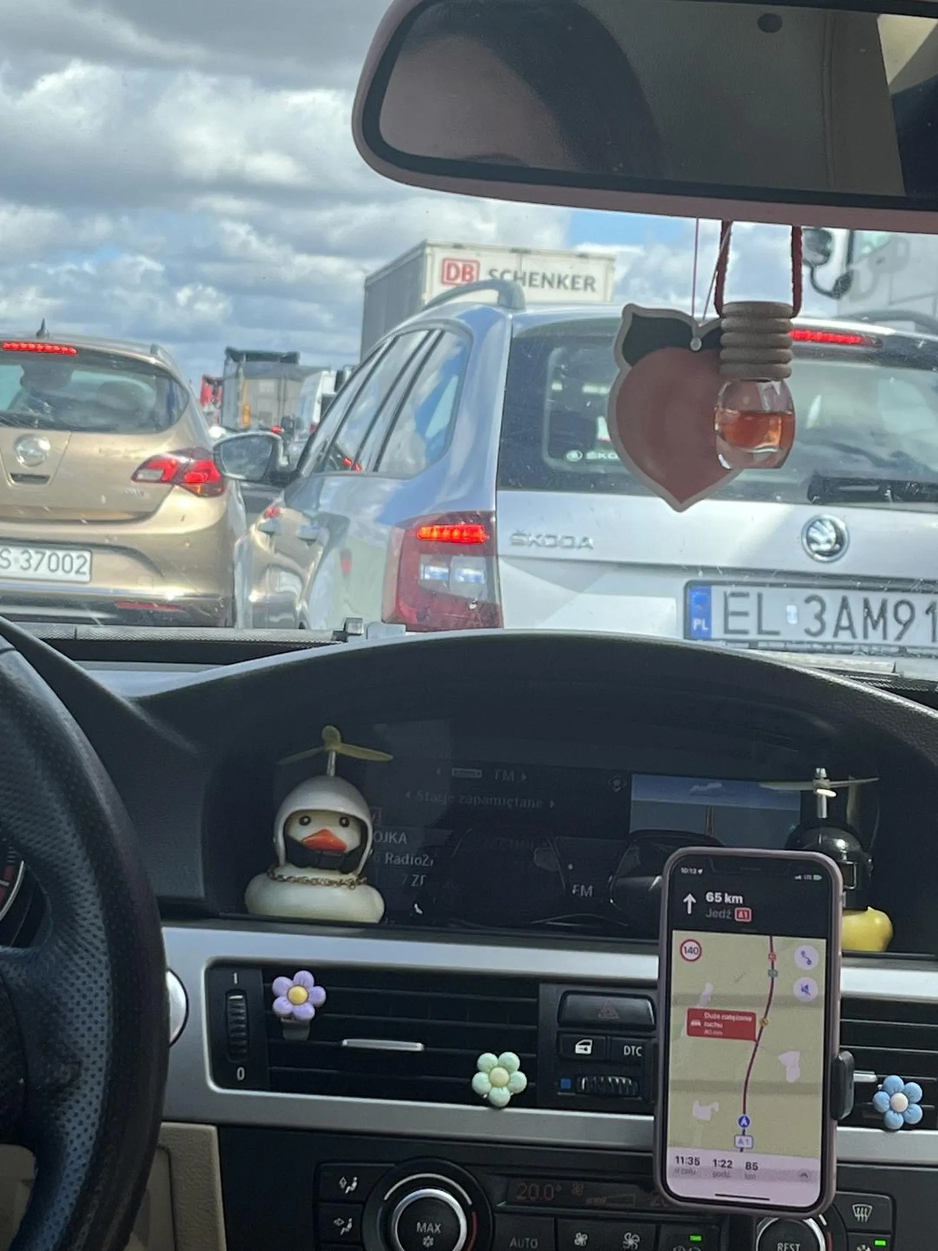 Śmieć podczas korku na a1 jeździ slalomem podczas gdy inni robią korytarz życia