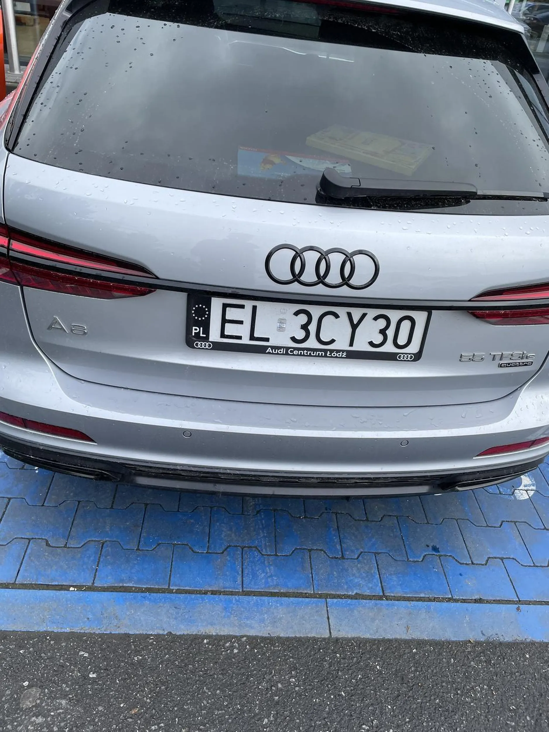 Kierowca parkuje na miejscach dla rodzin z dziećmi - dzieci niestety w aucie brak…