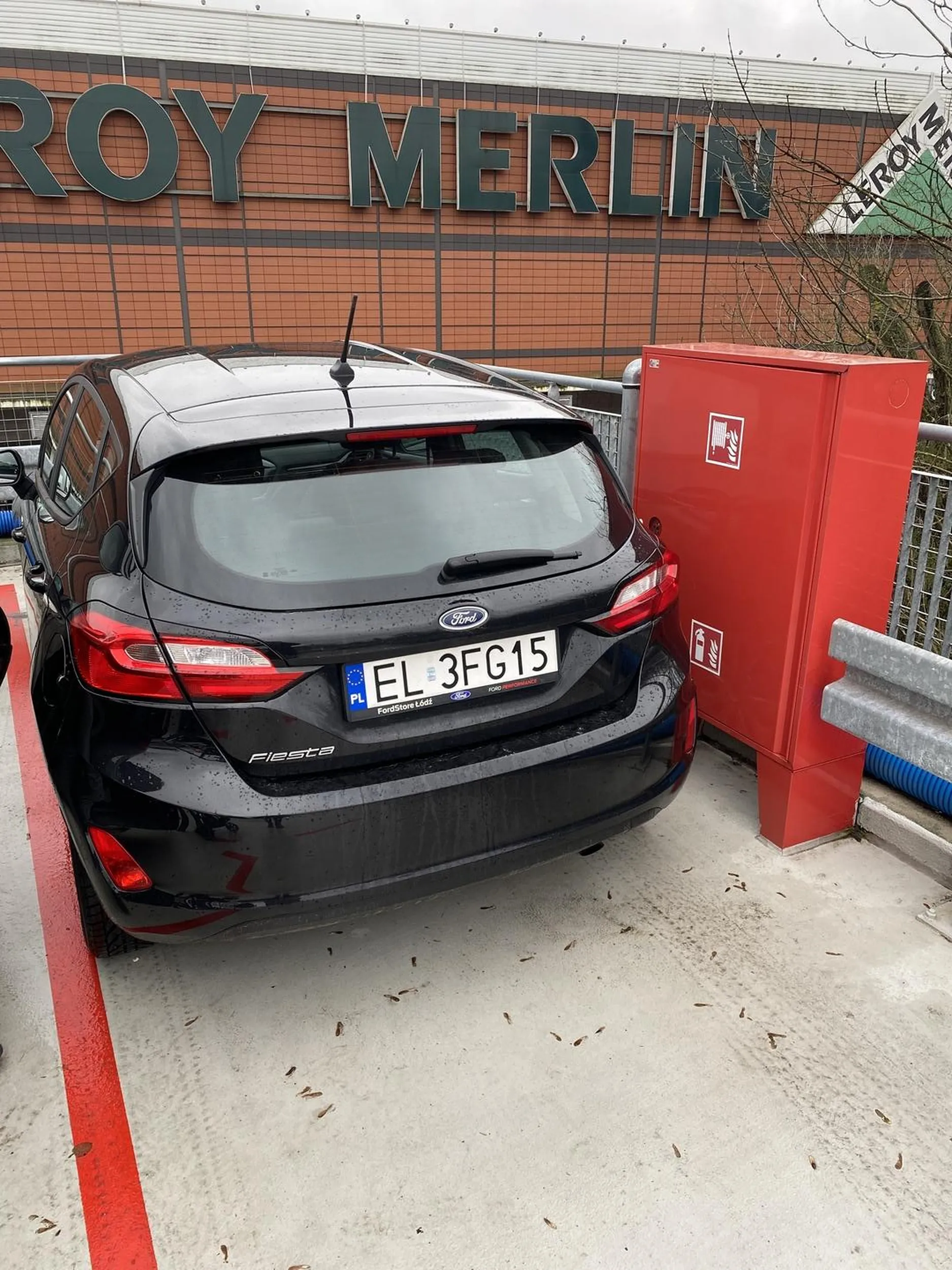 Człowieku naucz się parkować w miejscach do tego wyznaczonych, a nie przy hydrancie… Słyszałeś kiedyś o BHP?