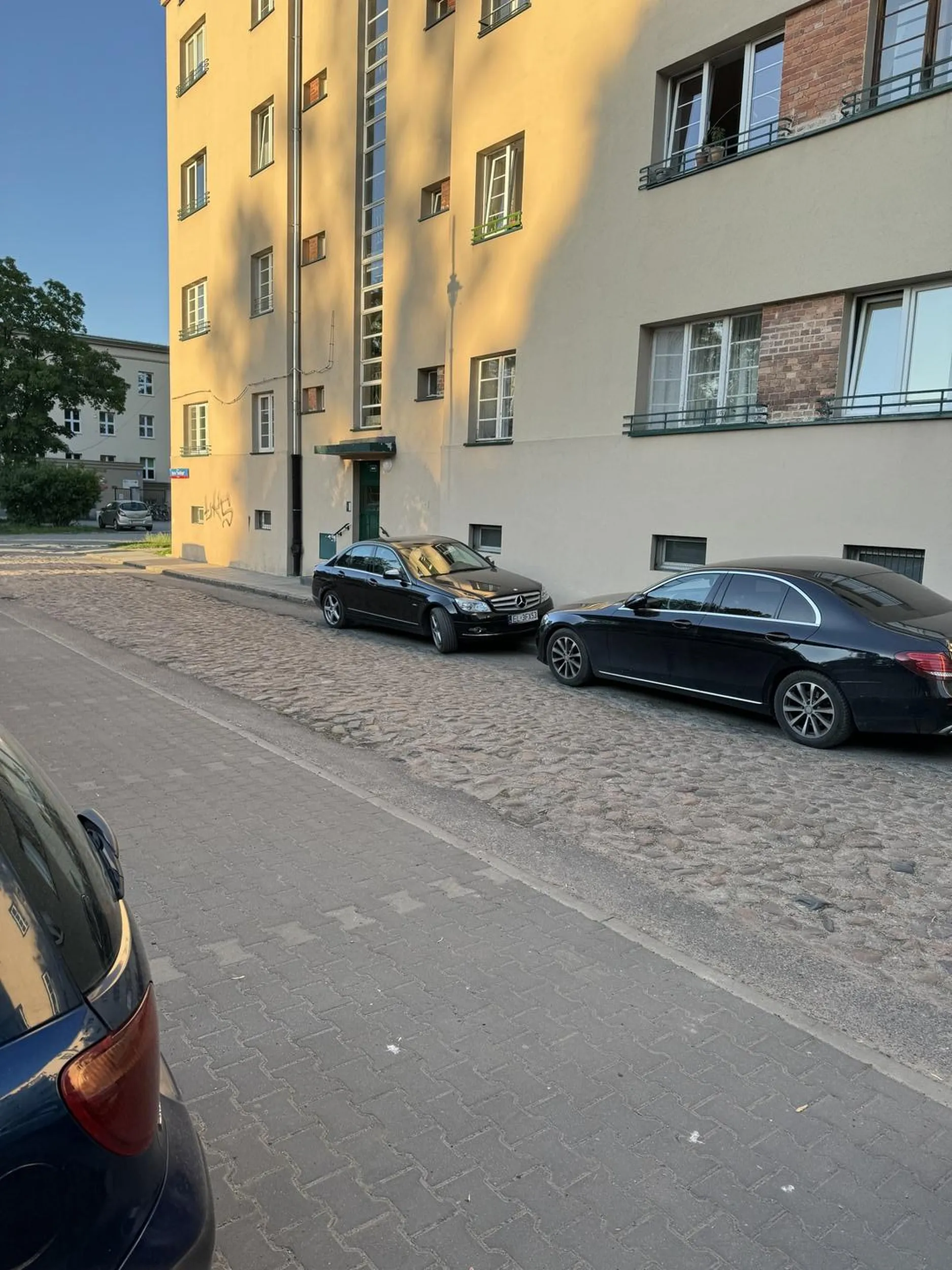 Byś się ćwoku nauczył parkować, a nie zostawiasz pół metra chodnika na osiedlu bo piłka ważniejsza. Obok parkingów od uja ale trzeba jak najbliżej.