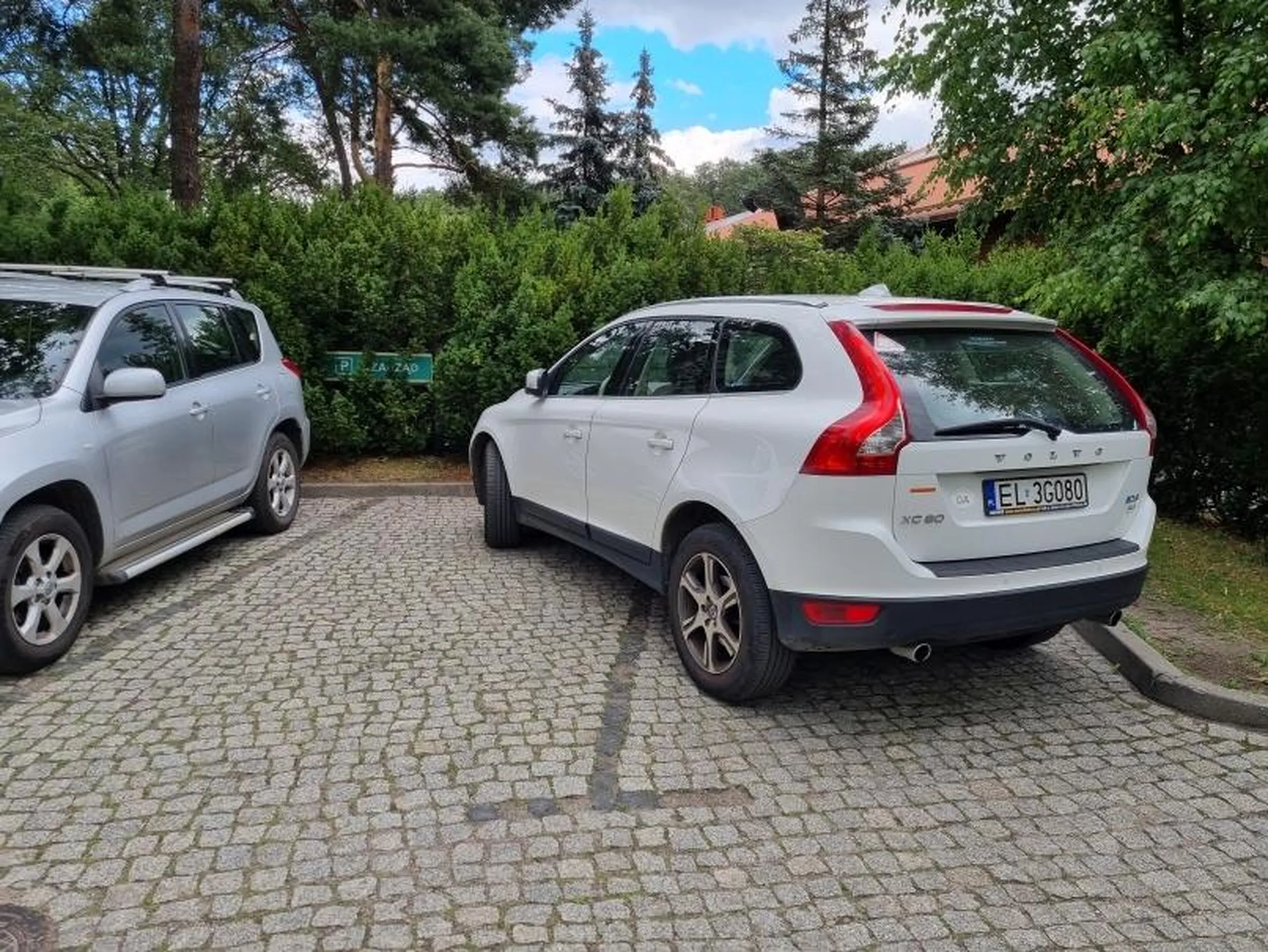 Jaką trzeba by pałą skończoną żeby tak zaparkować?!?!?