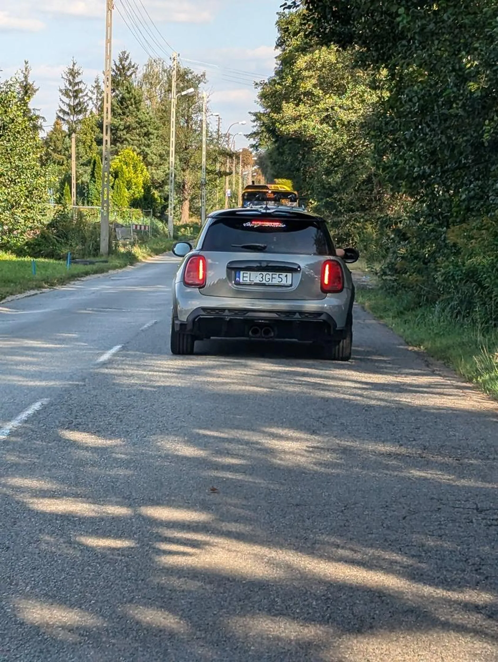 Nie pozdrawiam za wyrzucanie śmieci przez okno przez prosiaka pasażera.