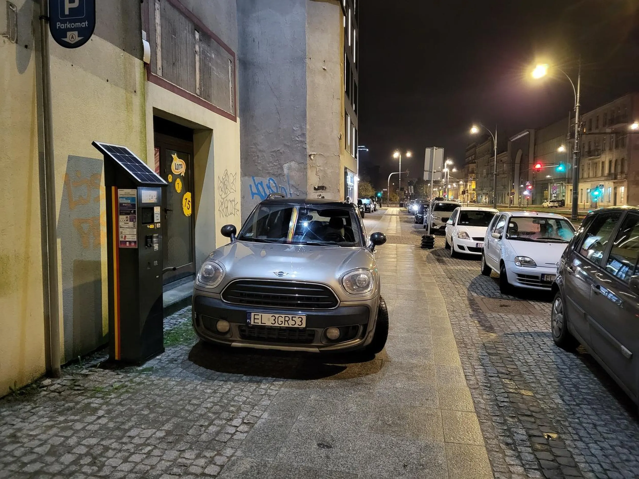 Drogowy łak, parkuje na chodniku