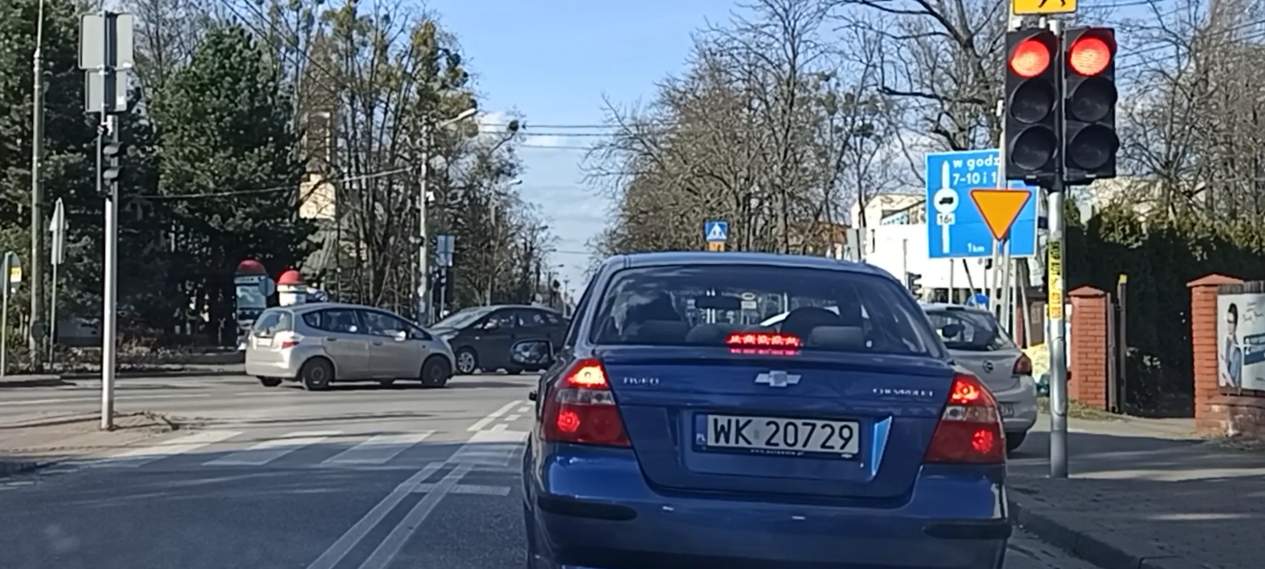 Pirat drogowy nie ma czasu czekać na czerwonym świetle, woli po chodniku objechać sygnalizator i zostać numerem 1. Więc cyk focia!