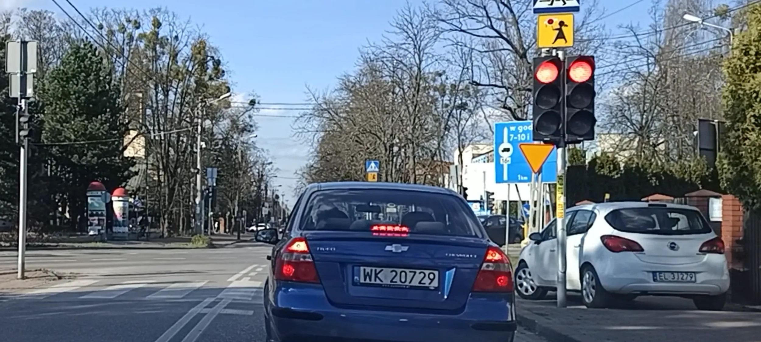 Pirat drogowy nie ma czasu czekać na czerwonym świetle, woli po chodniku objechać sygnalizator i zostać numerem 1. Więc cyk focia!