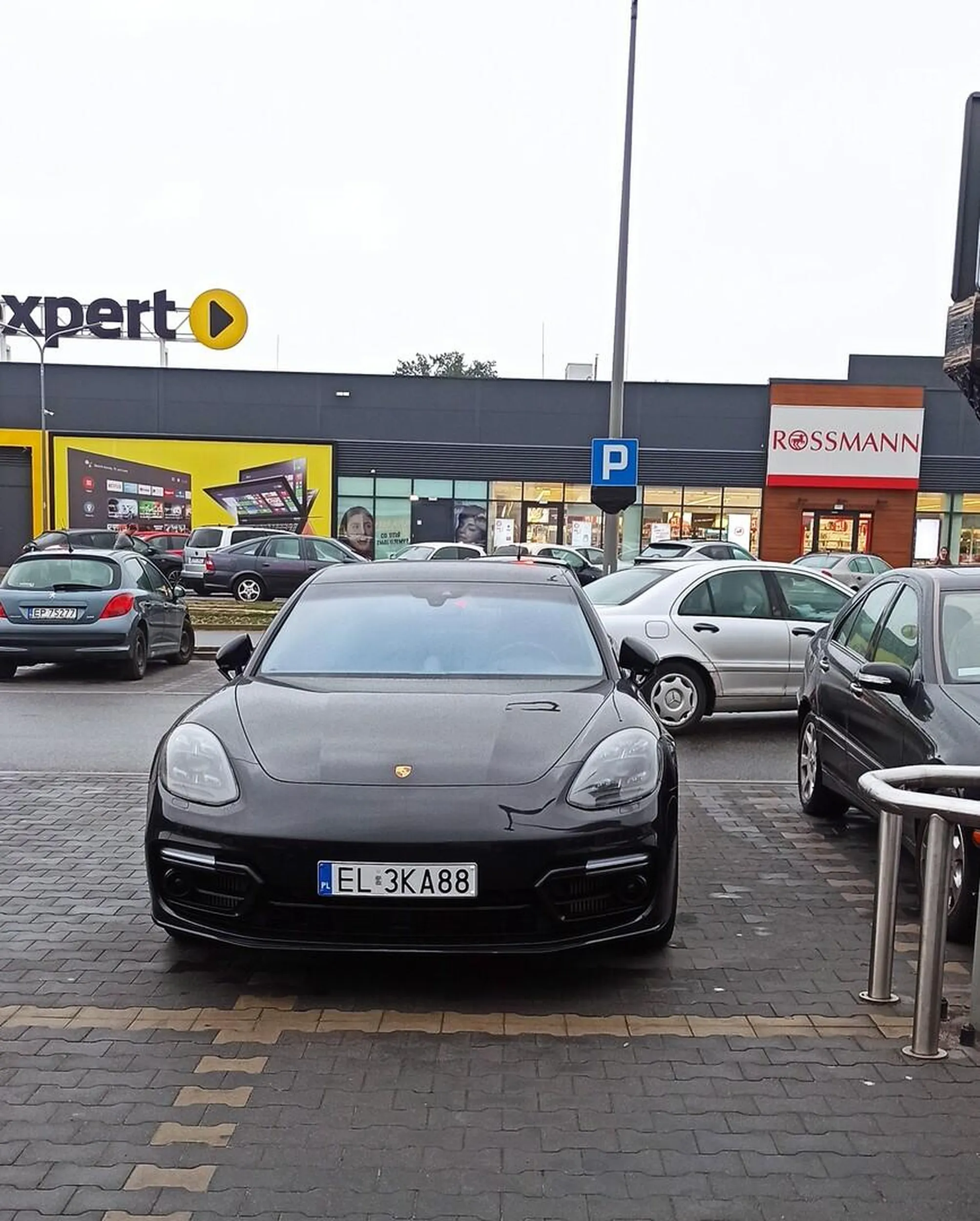 Elita parkuje na dwóch miejscach. Lidl w Piotrkowie Trybunalskim.