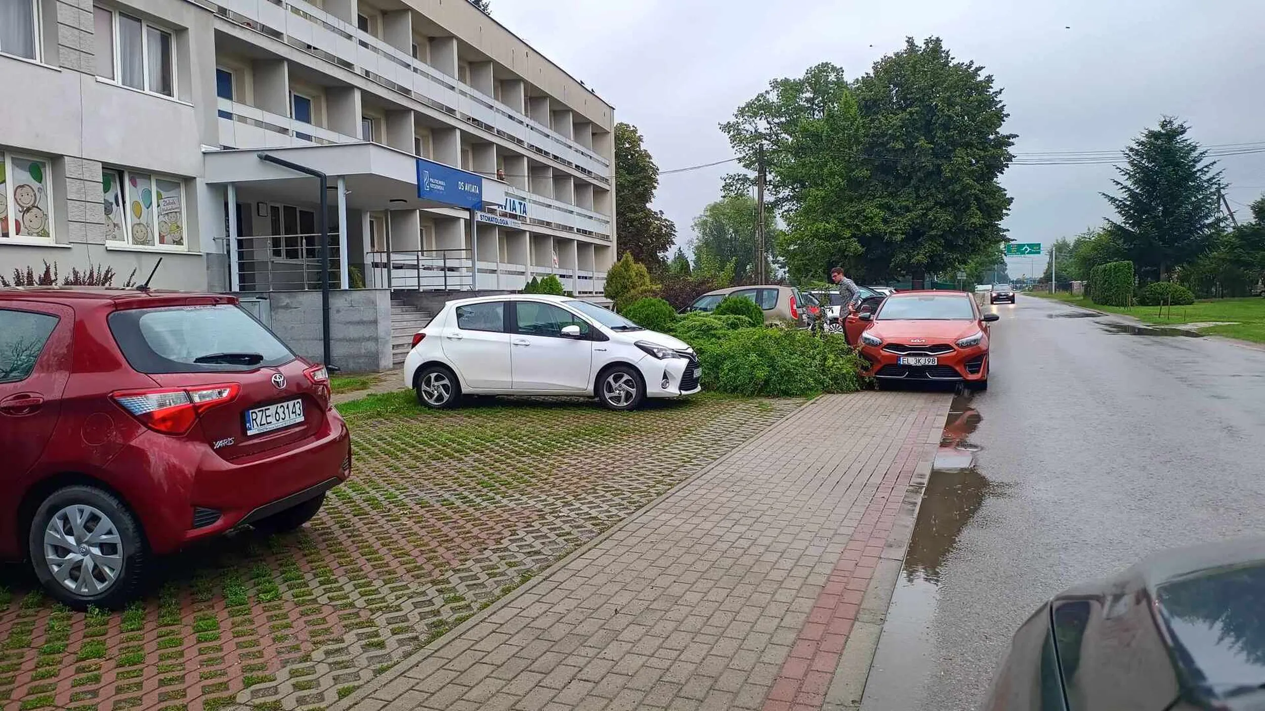 Miejsca na parkingu wolne, ale menda i tak musi zaparkować na chodniku przy wejściu.