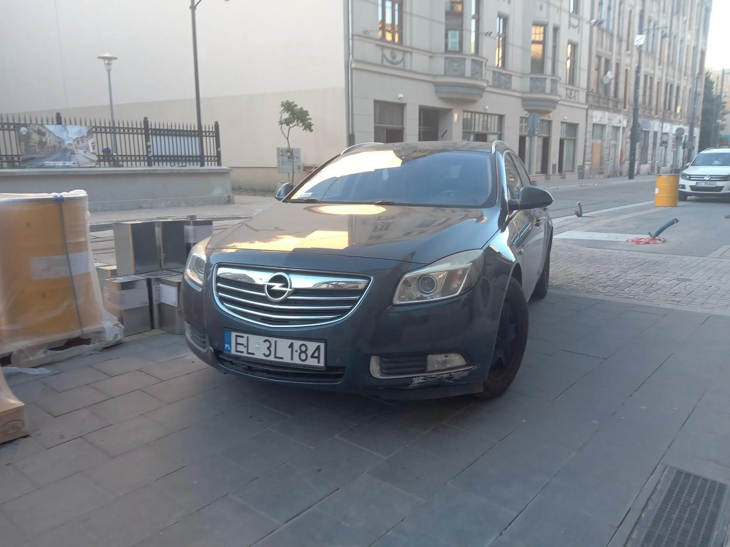 Cały chodnik wg. Tego osobnika idealne miejsce do parkowania, szkoda że nie mam przy sobie karniaków bo bym udekorował lusterko.