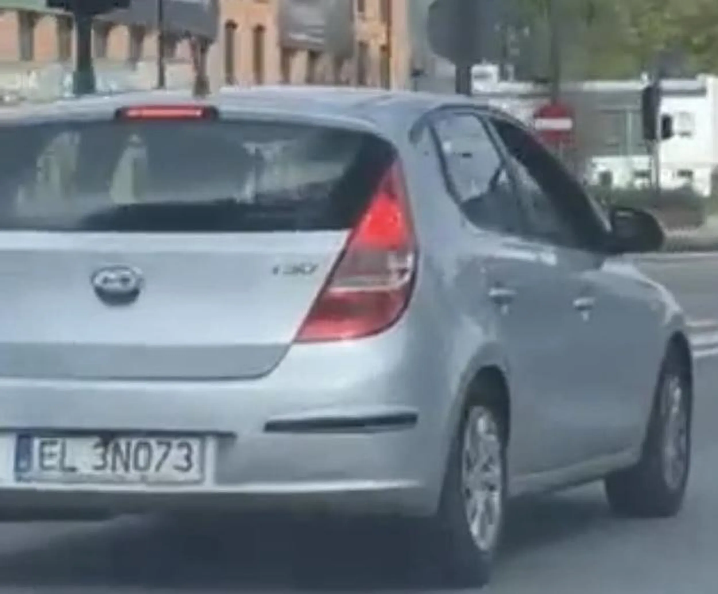 Pirat drogowy! Przekracza prędkość i na siłe wyprzedza. Tacy kierowcy powinni nie wychodzić z domu.