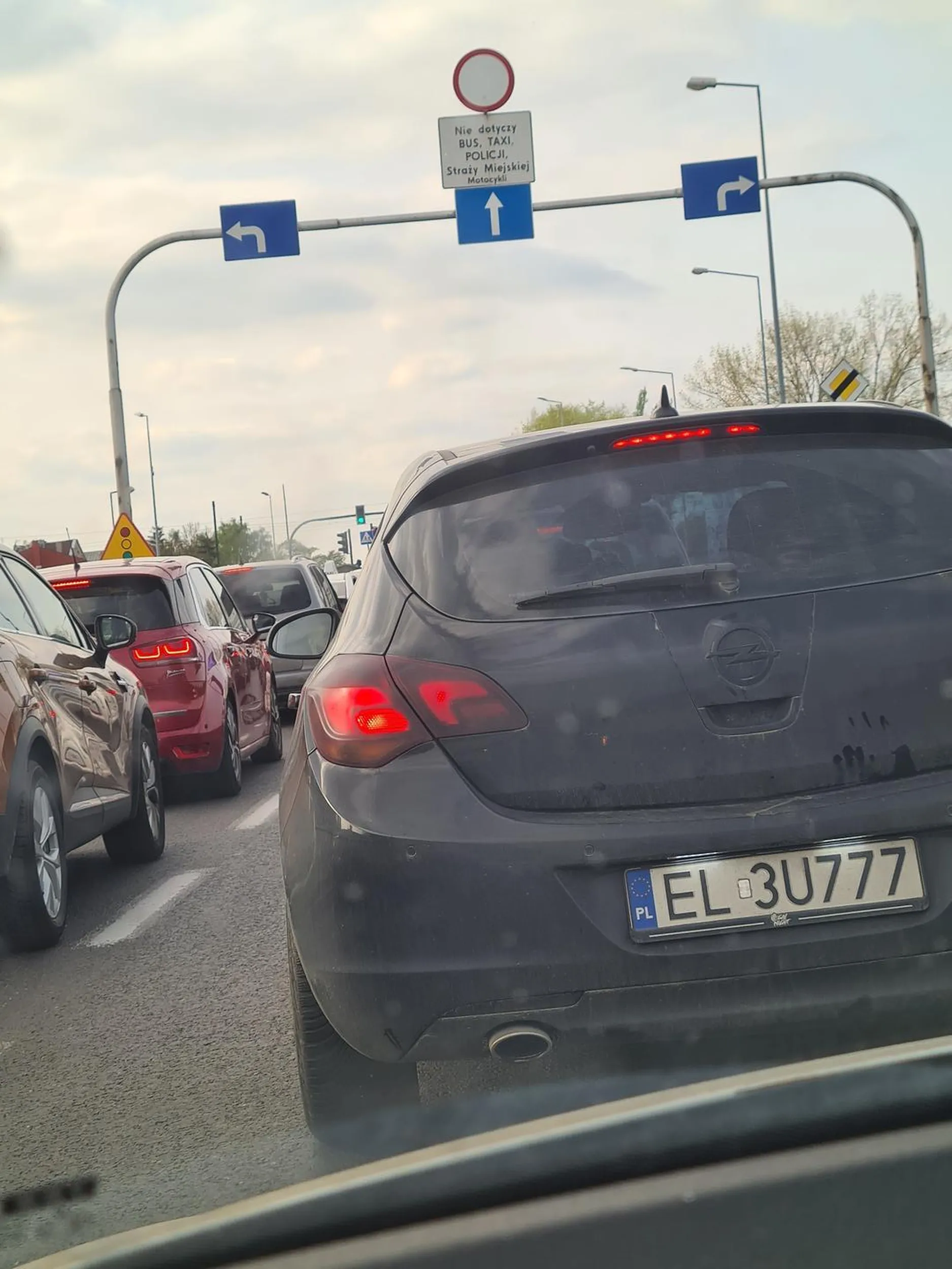 Kierowca jeździ buspasem bezprawnie