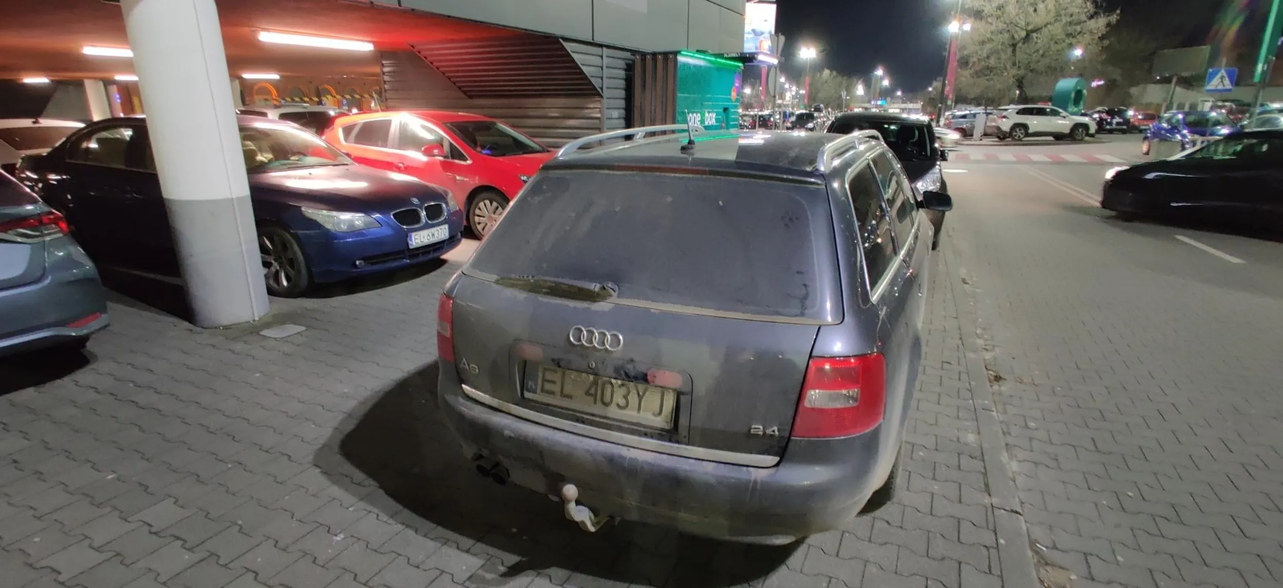 Nie potrafi parkować, blokując przy tym 3 auta bez żadnej informacji.