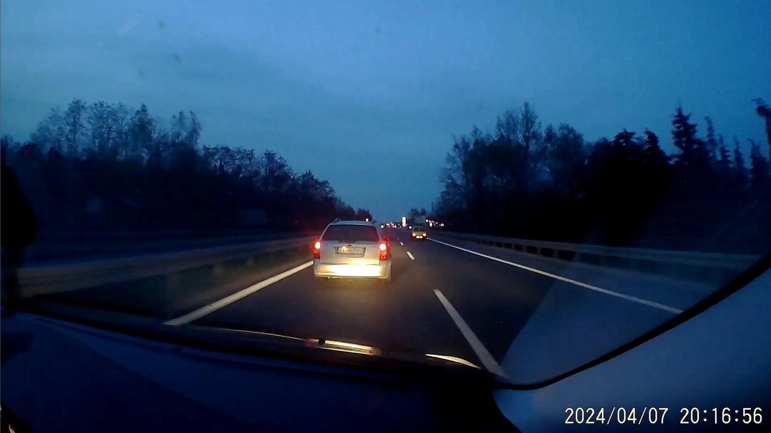 Okupant lewego pasa w terenie niezabudowanym. Po prostu jedzie lewym pasem z równą prędkością co samochody na prawym pasie. Doucz się przepisów buraku i napraw spalone podświetlanie tablicy.