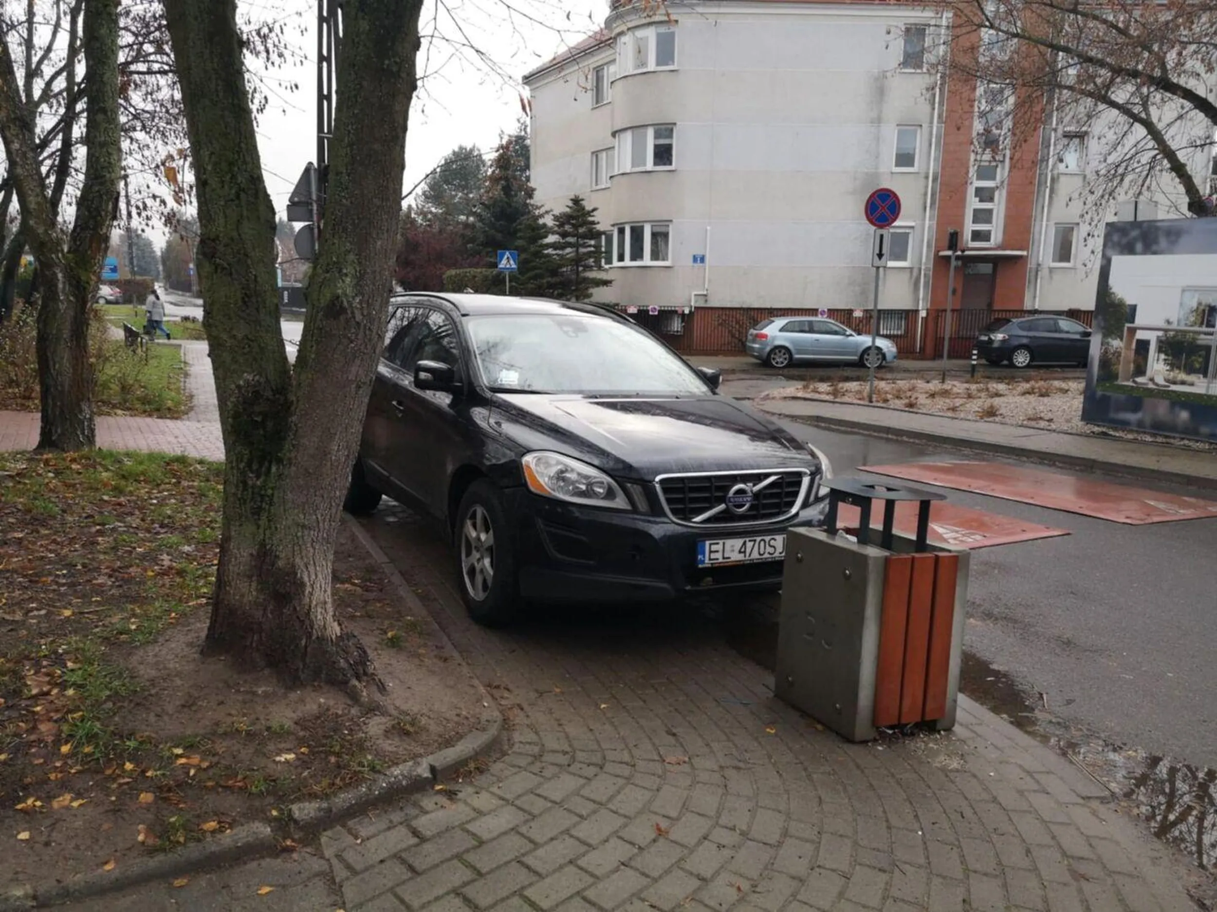 Takiego przygłupa dawno nie widziałem; co trzeba mieć we łbie, żeby postawić swoją ruinę w taki sposób, aby zastawić idealnie cały chodnik?