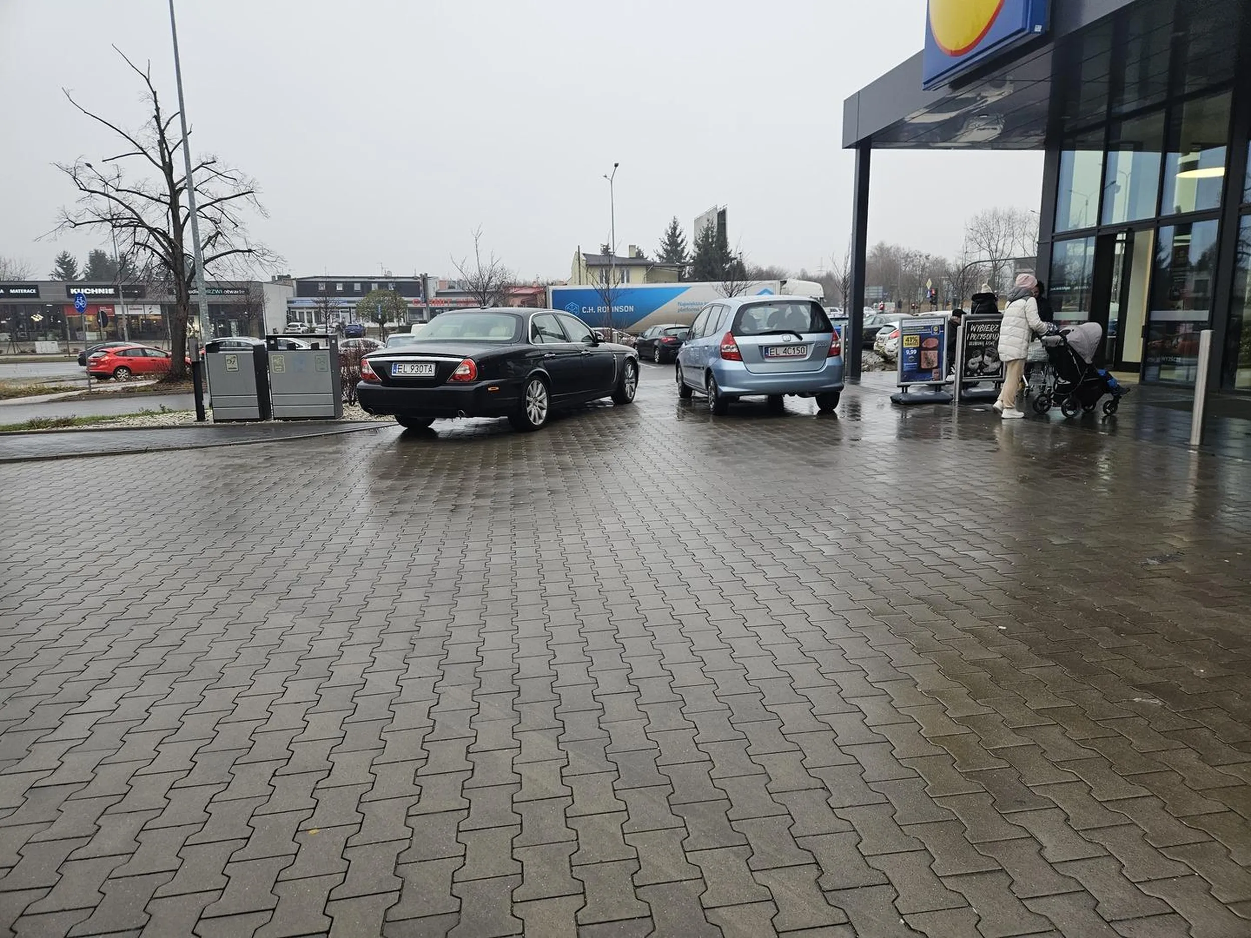 troche daleko od tych drzwi zaparkowane. Wjedź do środka