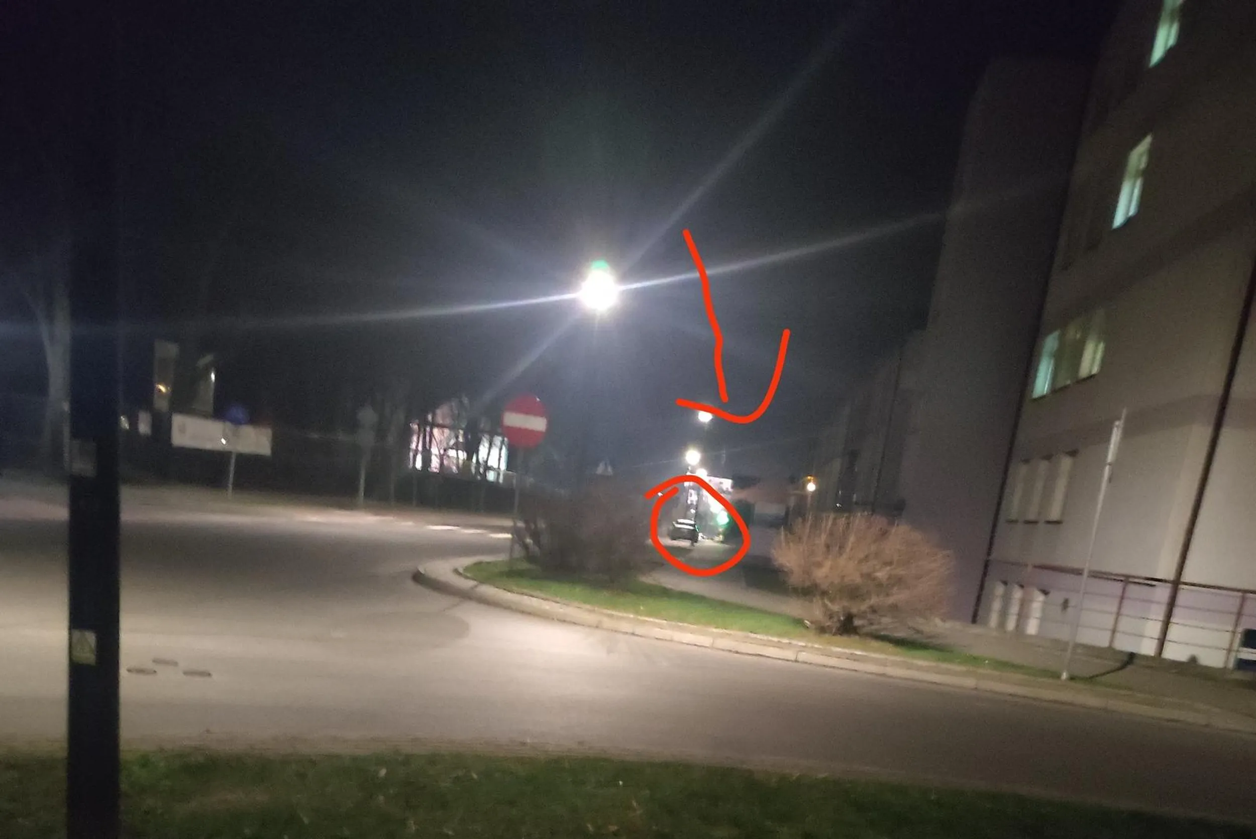 Kolega w S klasie przyjechał z Łodzi do Poddębic i zapomniał chyba wziąć oczów. Wjechał pod prąd z premedytacją i zaparkował jakby nigdy nic.