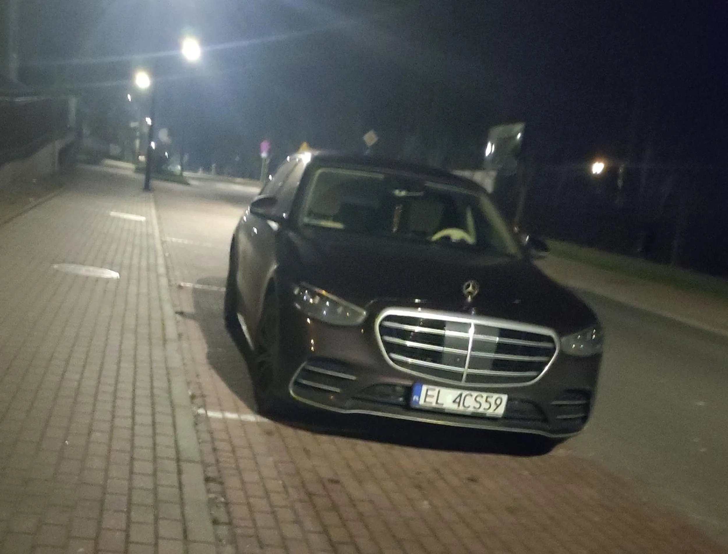 Kolega w S klasie przyjechał z Łodzi do Poddębic i zapomniał chyba wziąć oczów. Wjechał pod prąd z premedytacją i zaparkował jakby nigdy nic.