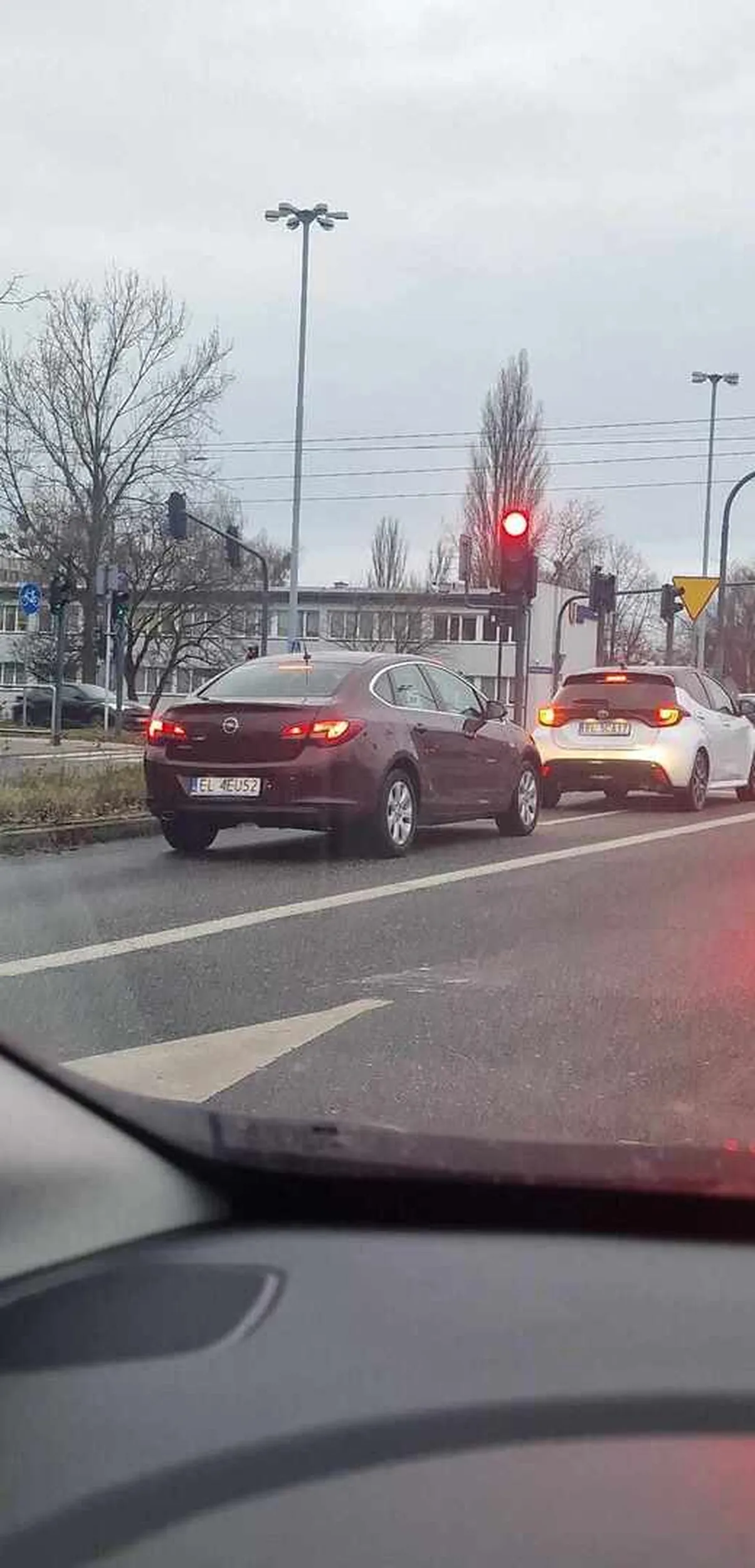 Naprawdę mam już serdecznie dosyć takich kierowców jak prezentowany na załączonym obrazku typ. Jego "jazda" jest poprostu niebezpieczna dla wszystkich dookoła. Ten cwaniaczek jeździł między pasami w lewo i w prawo, wpychając się między samochody i hamując przed maską. Jakim cudem takie persony maja dalej prawojazdy??? Kiedyś niedajboże spowoduje taki Wypadek gdzie ktoś ucierpi, ale czy wtedy nie będzie już za późno? Nie pozdrawiam.