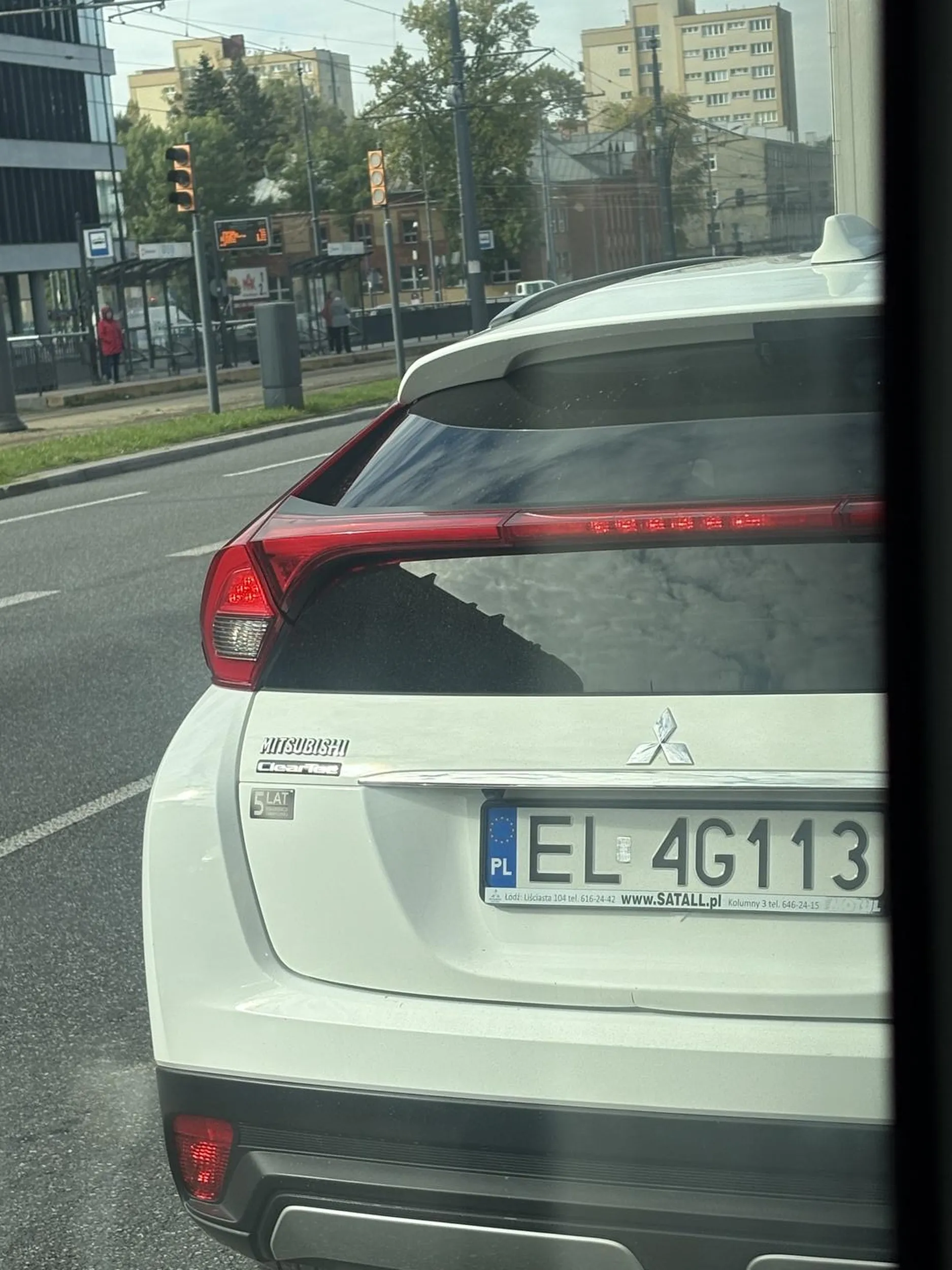 Gratuluję władowania się pod rozpędzony autobus komunikacji miejskiej. To, że musisz zmienić Pas nie znaczy że wszyscy (a zwłaszcza autobus z kilkudziesięcioma osobami w środku) są w stanie zahamować na dystansie 30 cm. 10:55, koło skrzyżowania marszałków