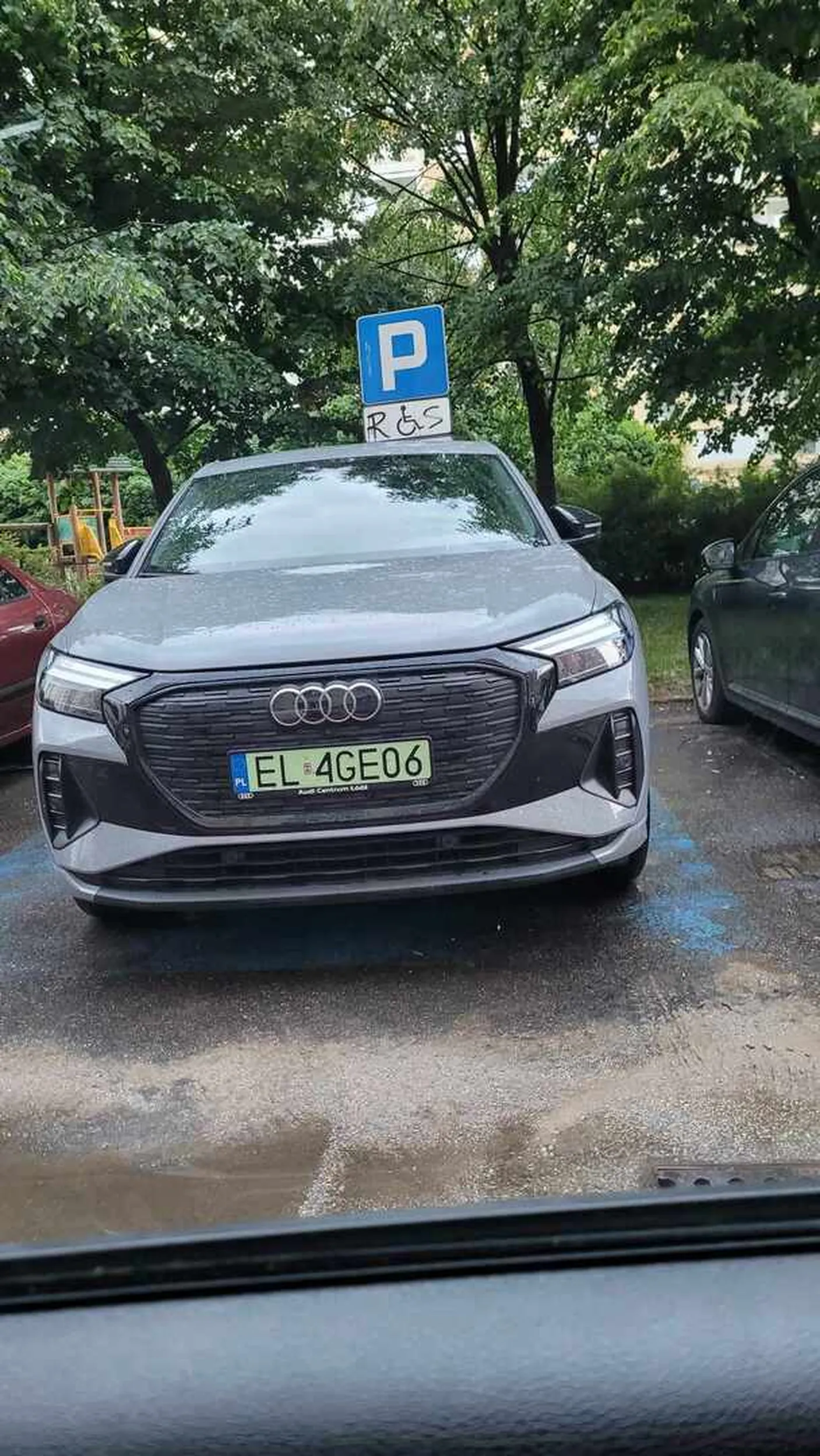 Notorycznie parkuje na miejscach dla inwalidów, nie posiada karty.