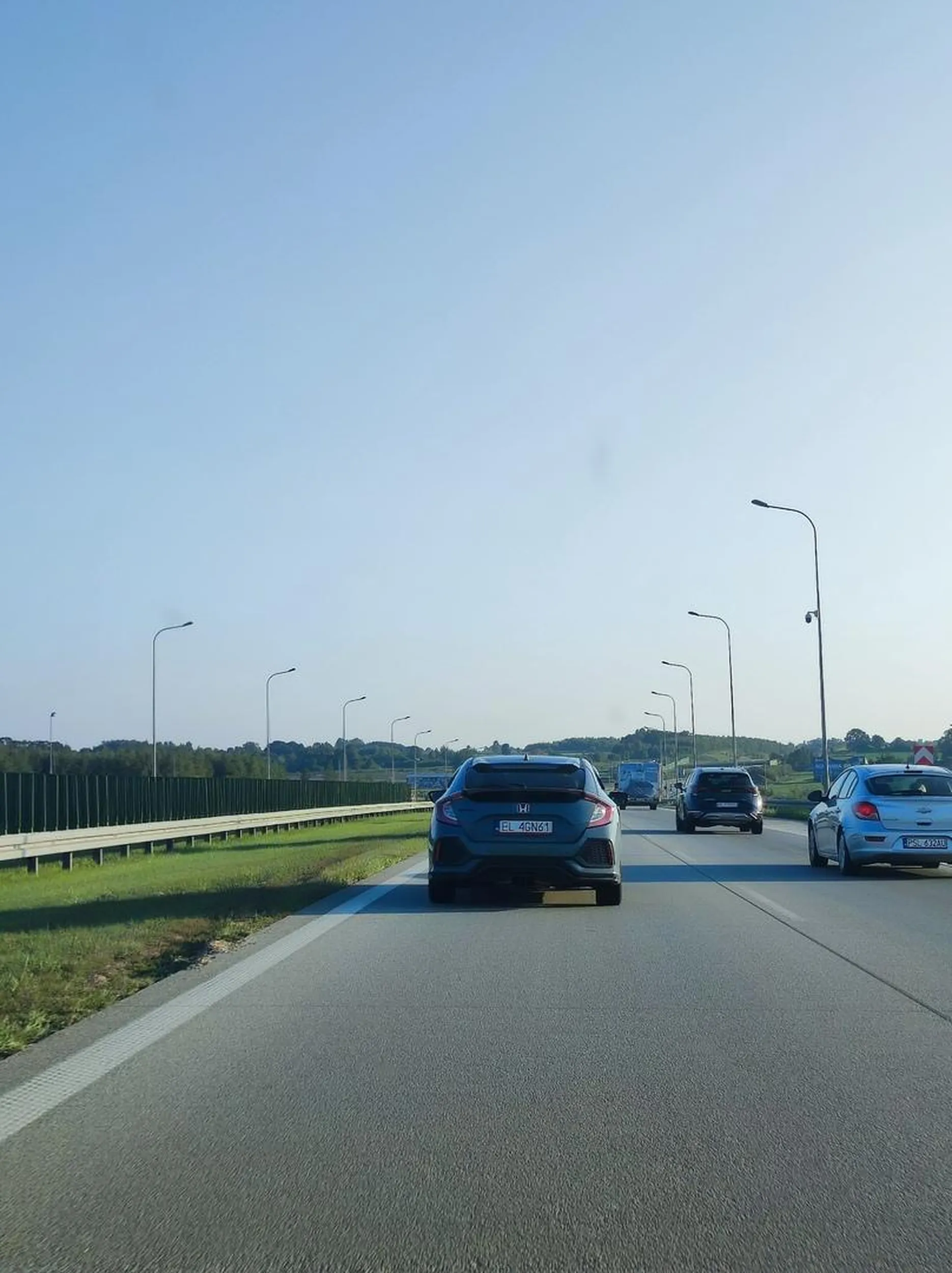 Stary śmieć napierdala długimi bez powodu z kilometra mimo samochodów z przodu