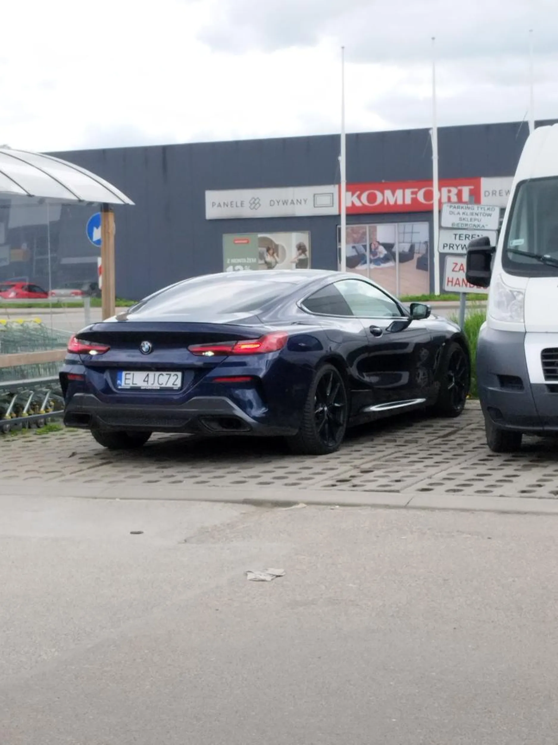 Bardzo ładny samochód i miły pan. Fajnie widzieć taki samochód w małej miejscowości na samym dole polski