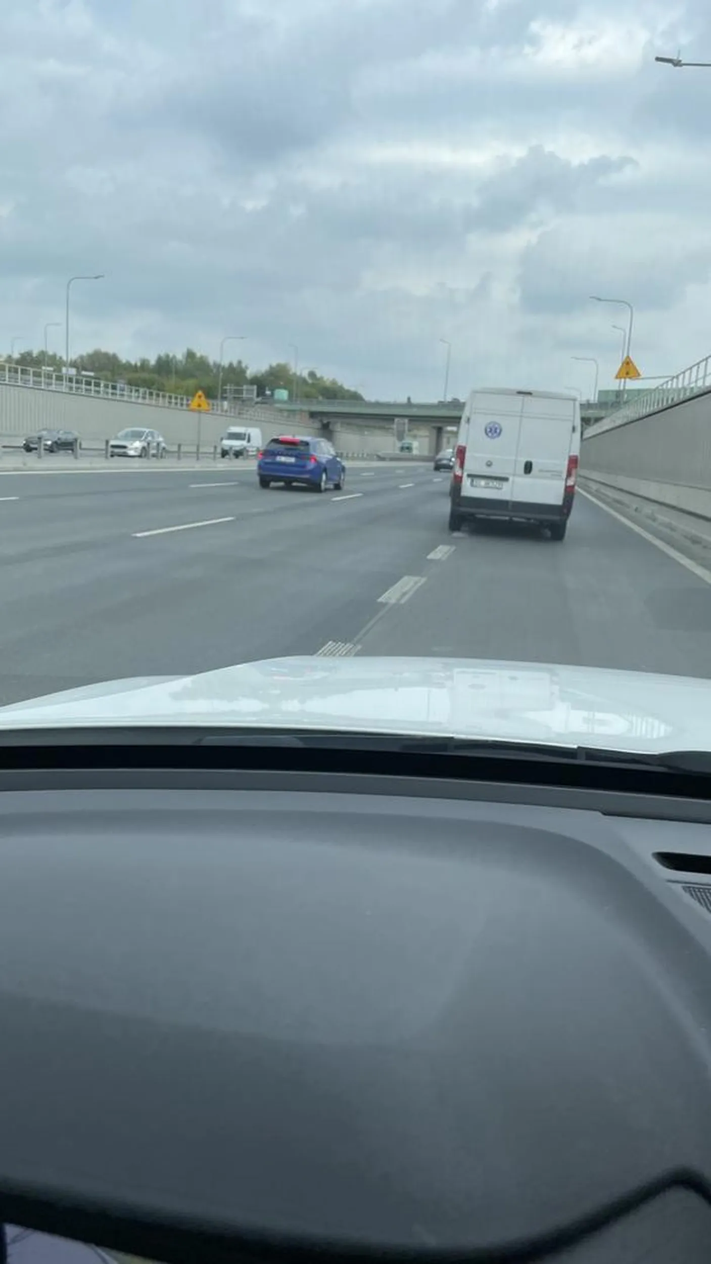 No niezły gość w białym vanie. Jazda na suwak to dla niego nowość. Fakt że udało mi się wyhamować i kolejny kierowca mnie wpuścił ale było blisko lekkich zniszczeń. Dobrze że pan transportuje leki lub inne medykamenty więc pewnie uważa się za uprzywilejowany pojazd. Może nawet będąc chamem na drodze komuś życie uratuje tym co wiezie.