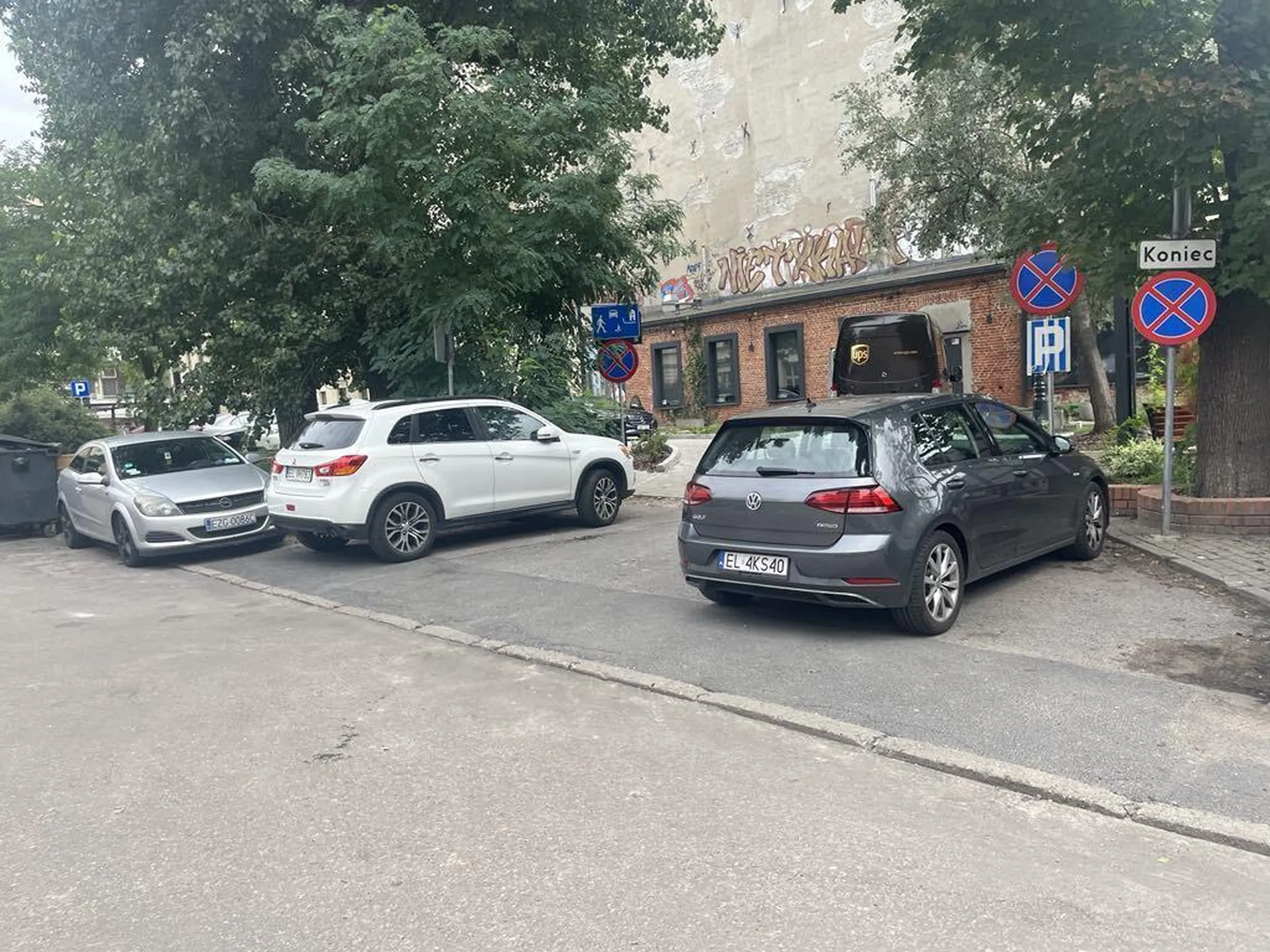 Kierowca Golfa chyba bierze udział w zawodach na zastawianie drogi wjazdowej. Ten biały obok też nie lepszy.