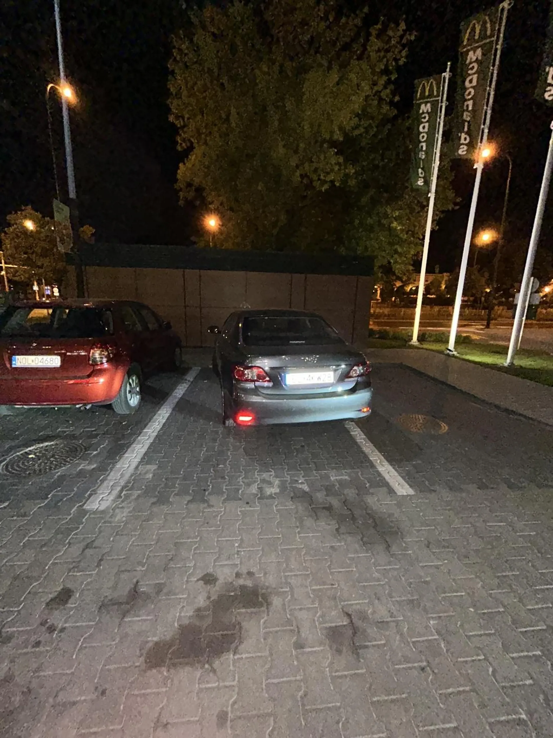 dżentelmen w toyocie  na pełnym parkingu zaparkował jak na przedstawionym obrazku, po zwróceniu uwagi zaczął grozic pobiciem i używać wulgarnych słów