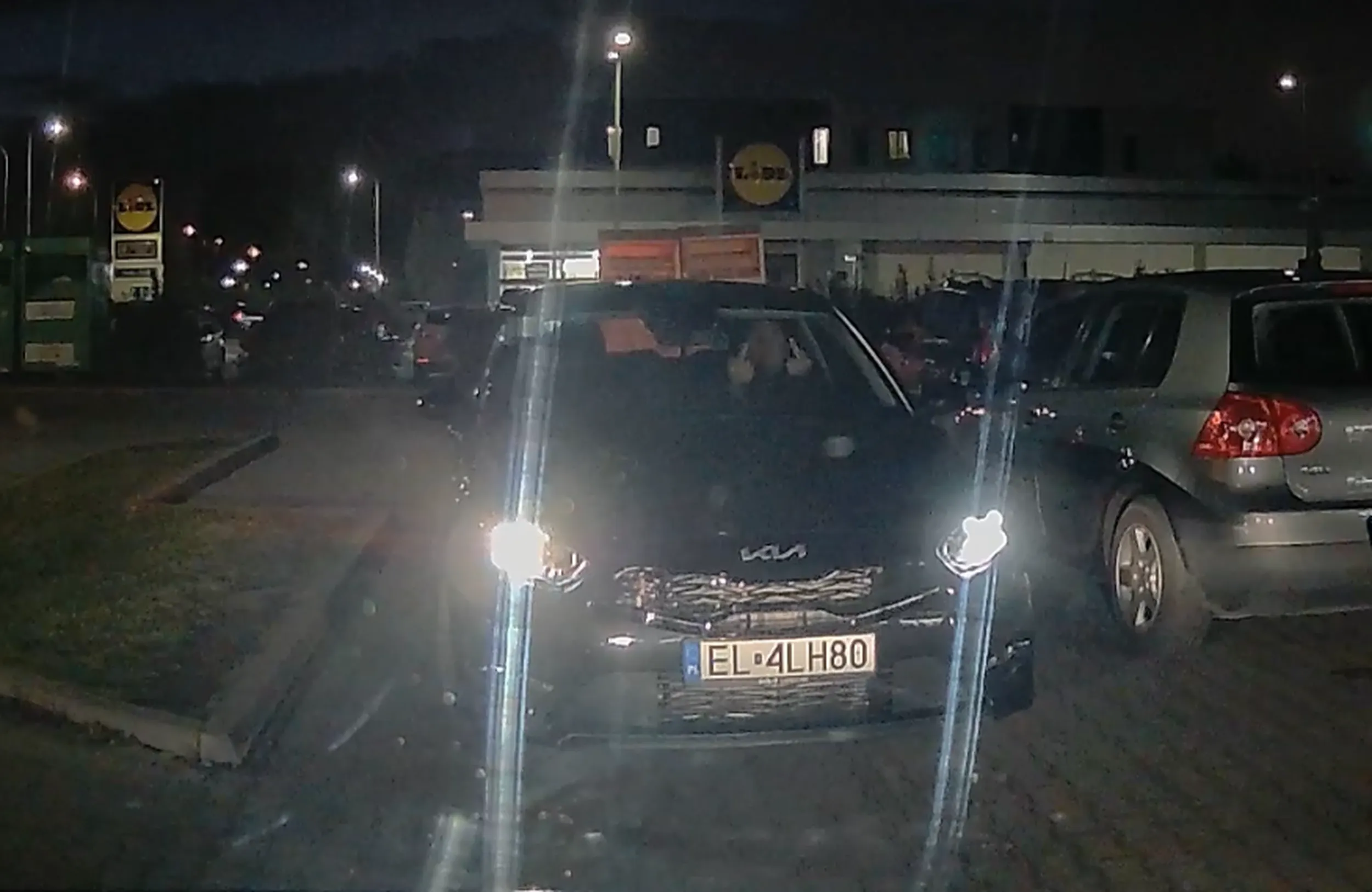 Kierowca, który najpierw zajeżdża miejsce parkingowe, bo najwyraźniej nie posiada umiejętności cofania, a później jeszcze prezentuje taki poziom kultury.