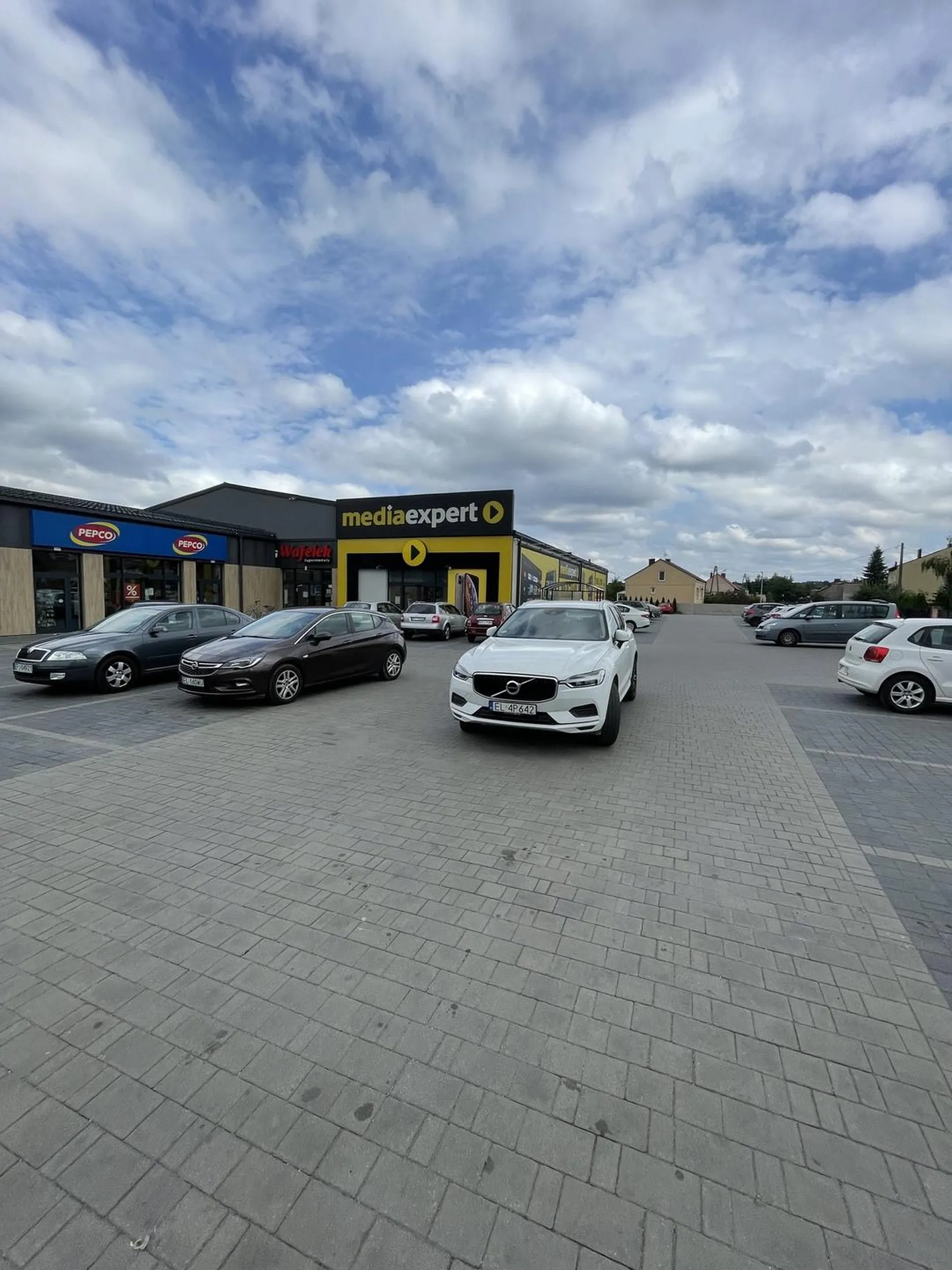 parkuje na środku parkingu